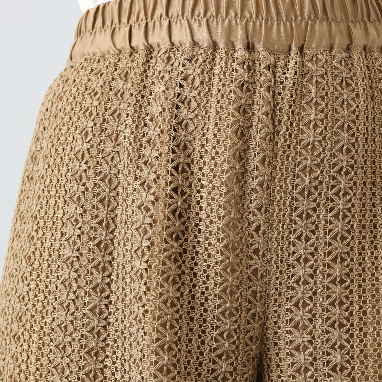 ミニマライズプラス 立体感のあるレース使いで 甘さの中に シャープさが光る モードなパンツ