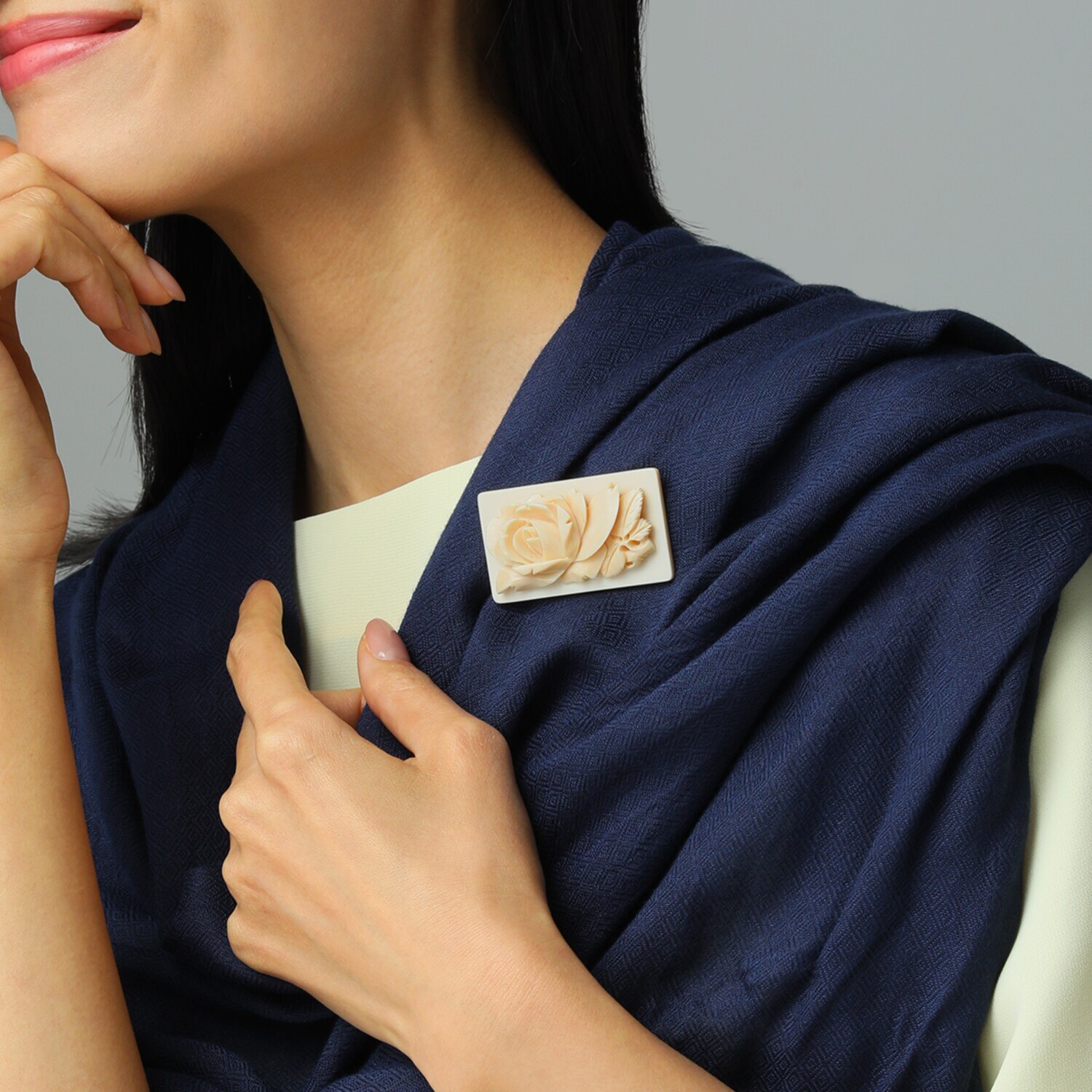 上方象牙 象牙 バラ彫刻 ブローチ