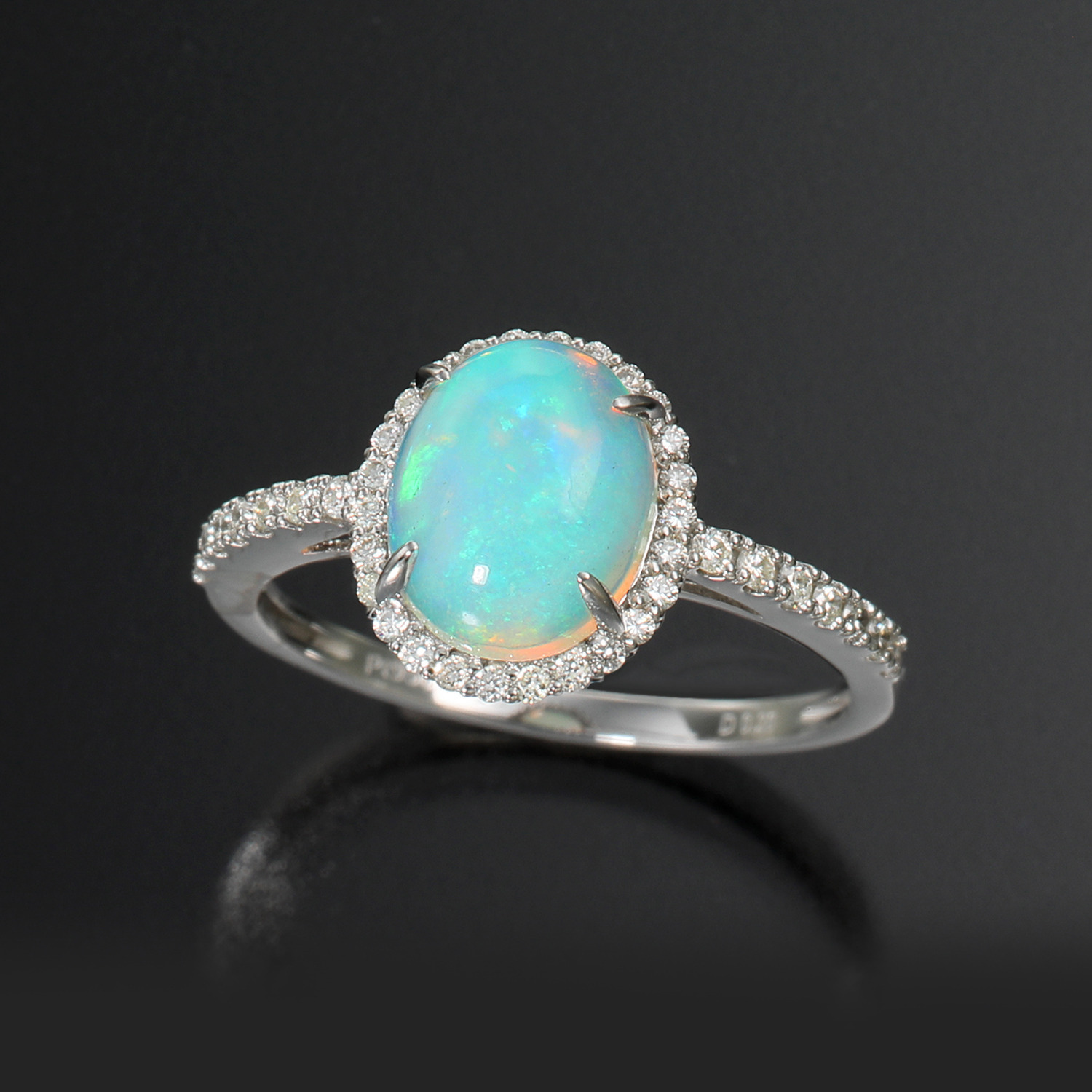 サープライズ プラチナ９５０ １カラットＵＰオパール＆ ダイヤモンド オーバルカボションリング