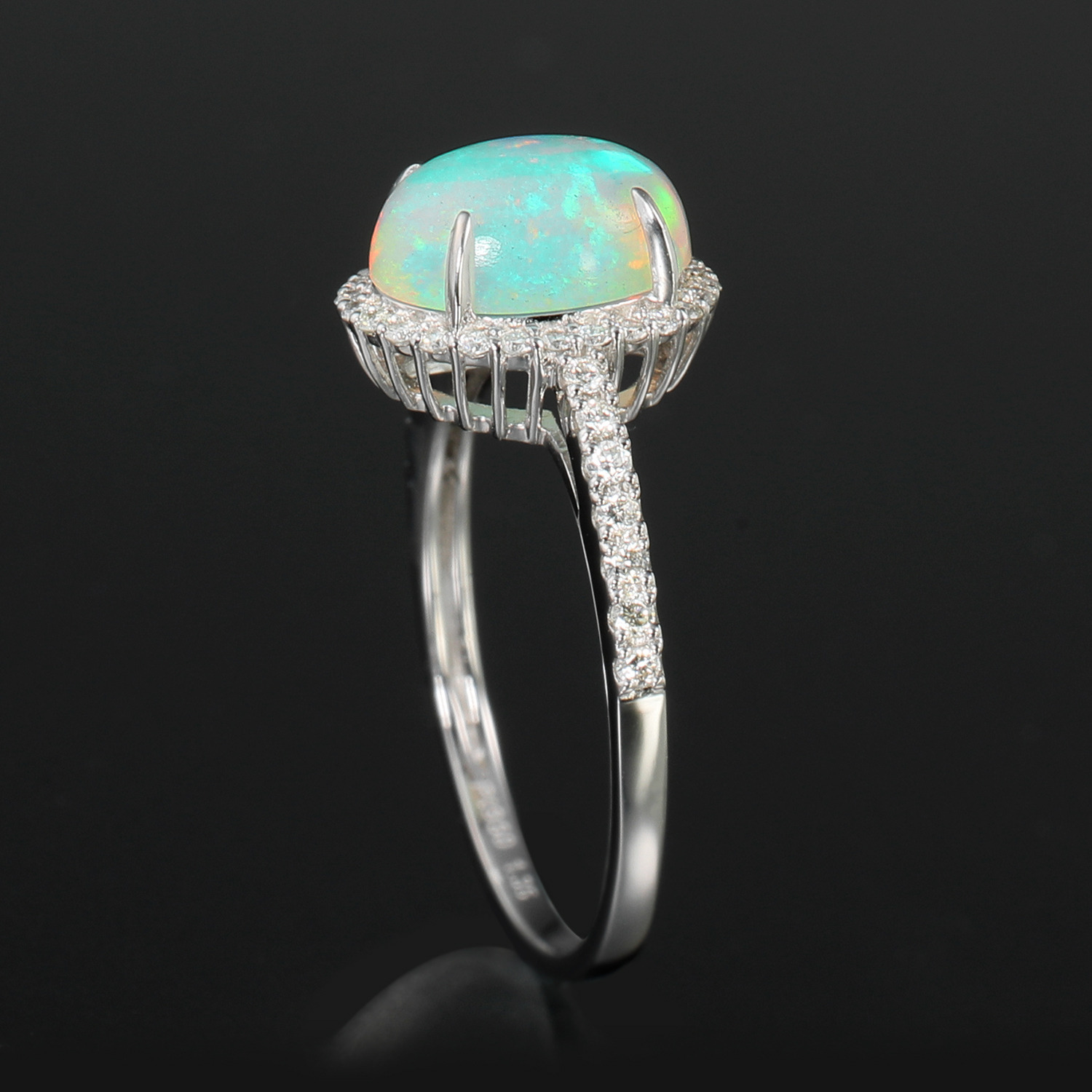 サープライズ プラチナ９５０ １カラットＵＰオパール＆ ダイヤモンド オーバルカボションリング