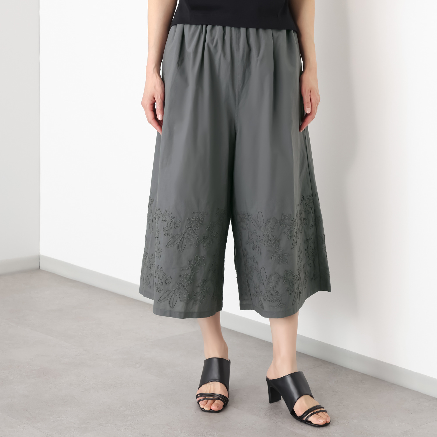 エバーグリーン エバーモア リーフ柄刺しゅう ワイドパンツ