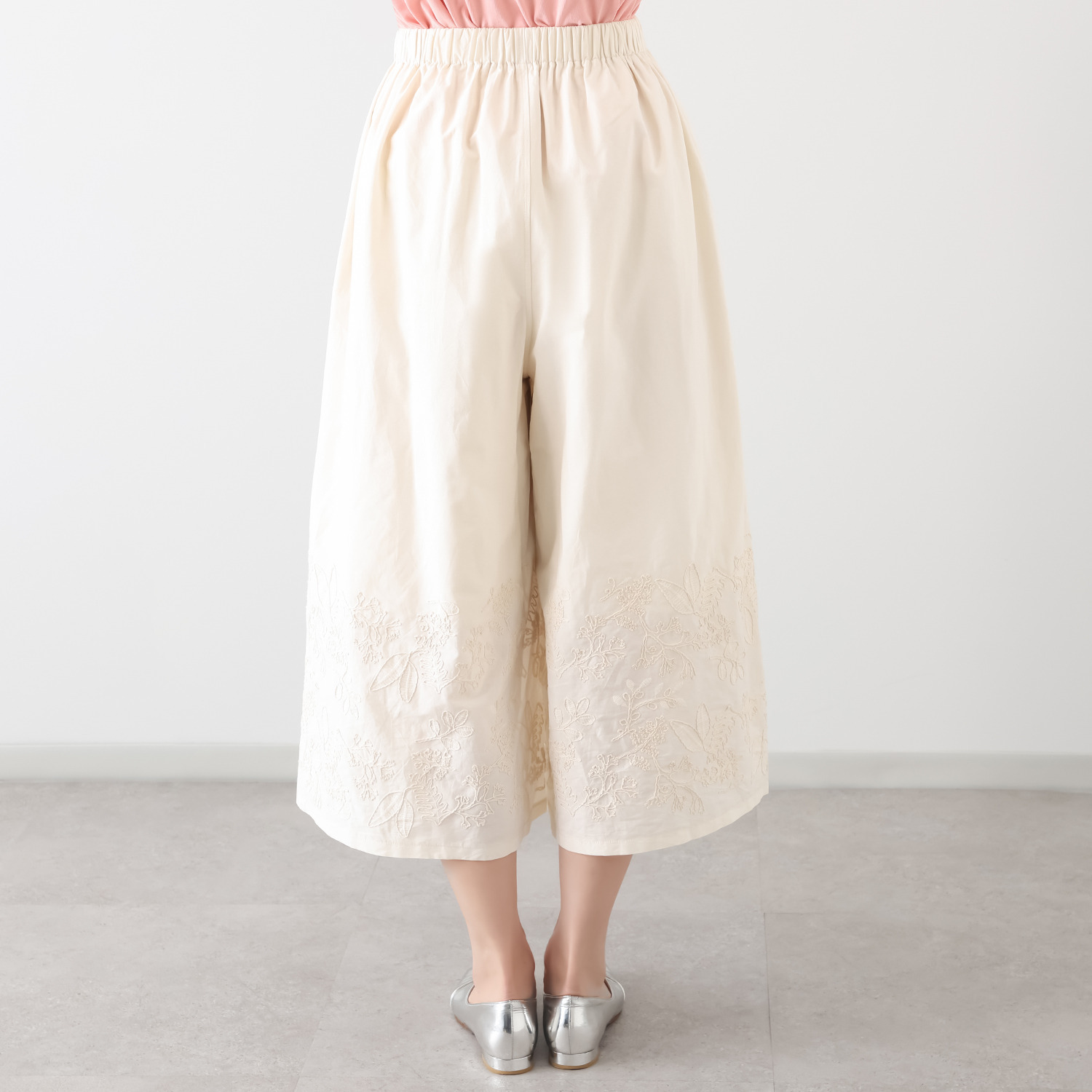 エバーグリーン エバーモア リーフ柄刺しゅう ワイドパンツ