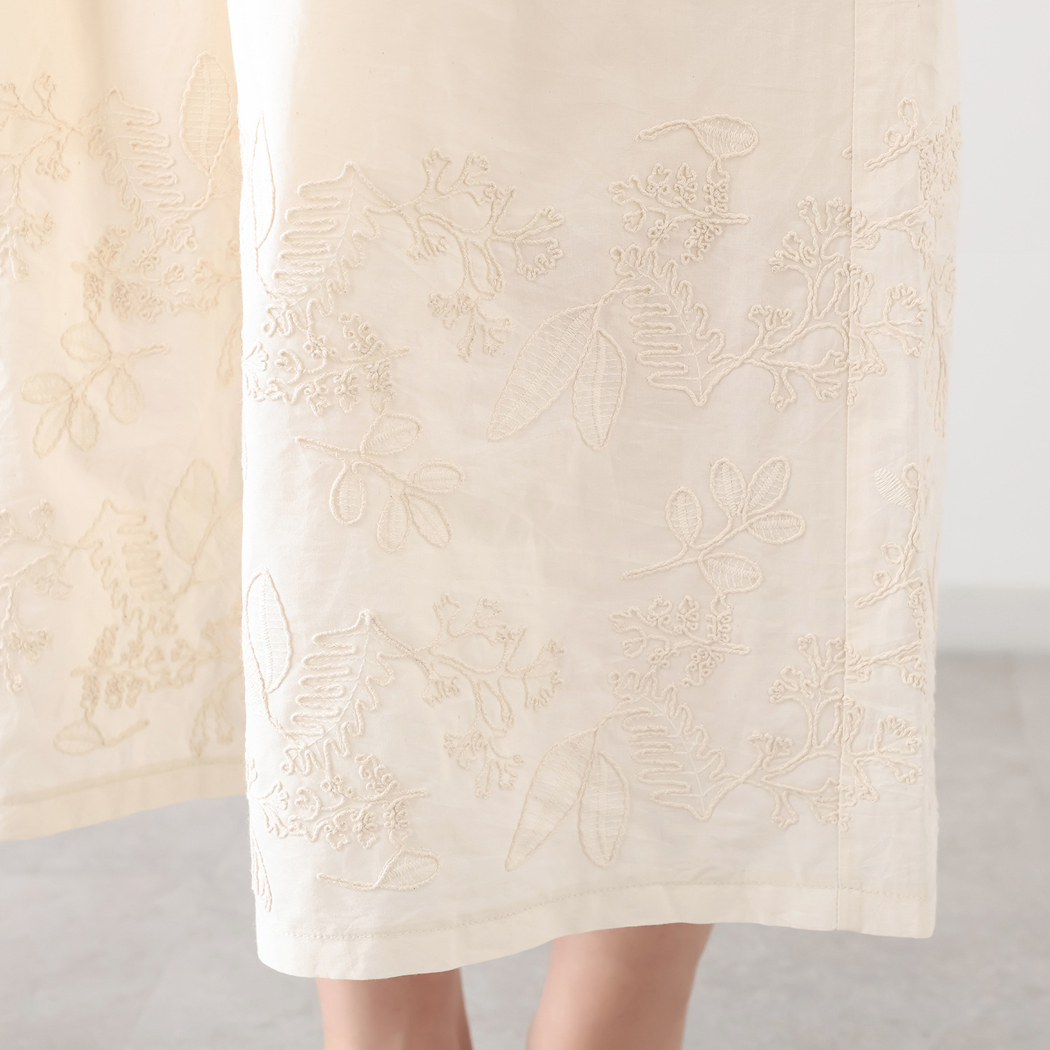 エバーグリーン エバーモア リーフ柄刺しゅう ワイドパンツ