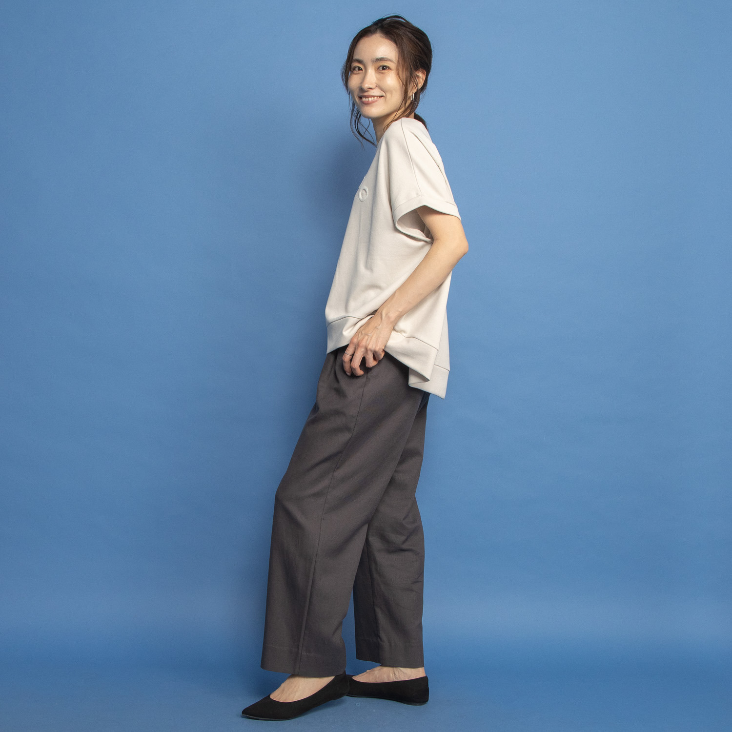 オンザビーバイサマーミー 大人のカジュアルを シックに装う ワイドストレートパンツ
