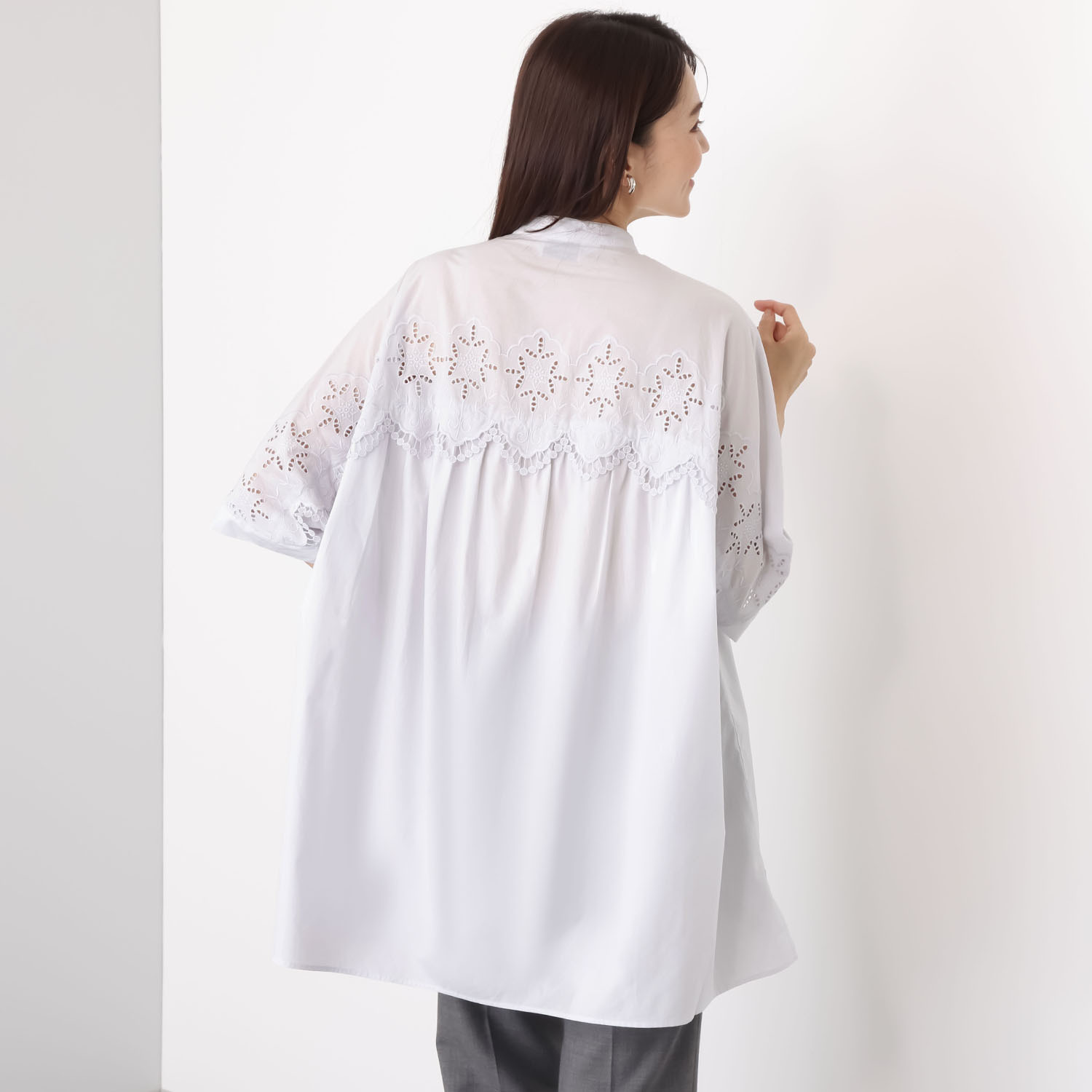 ナチュラルバイクリップ オリジナル刺しゅう柄 分量たっぷり オケージョンにも対応 デザインのインパクトある 大人刺しゅうブラウス