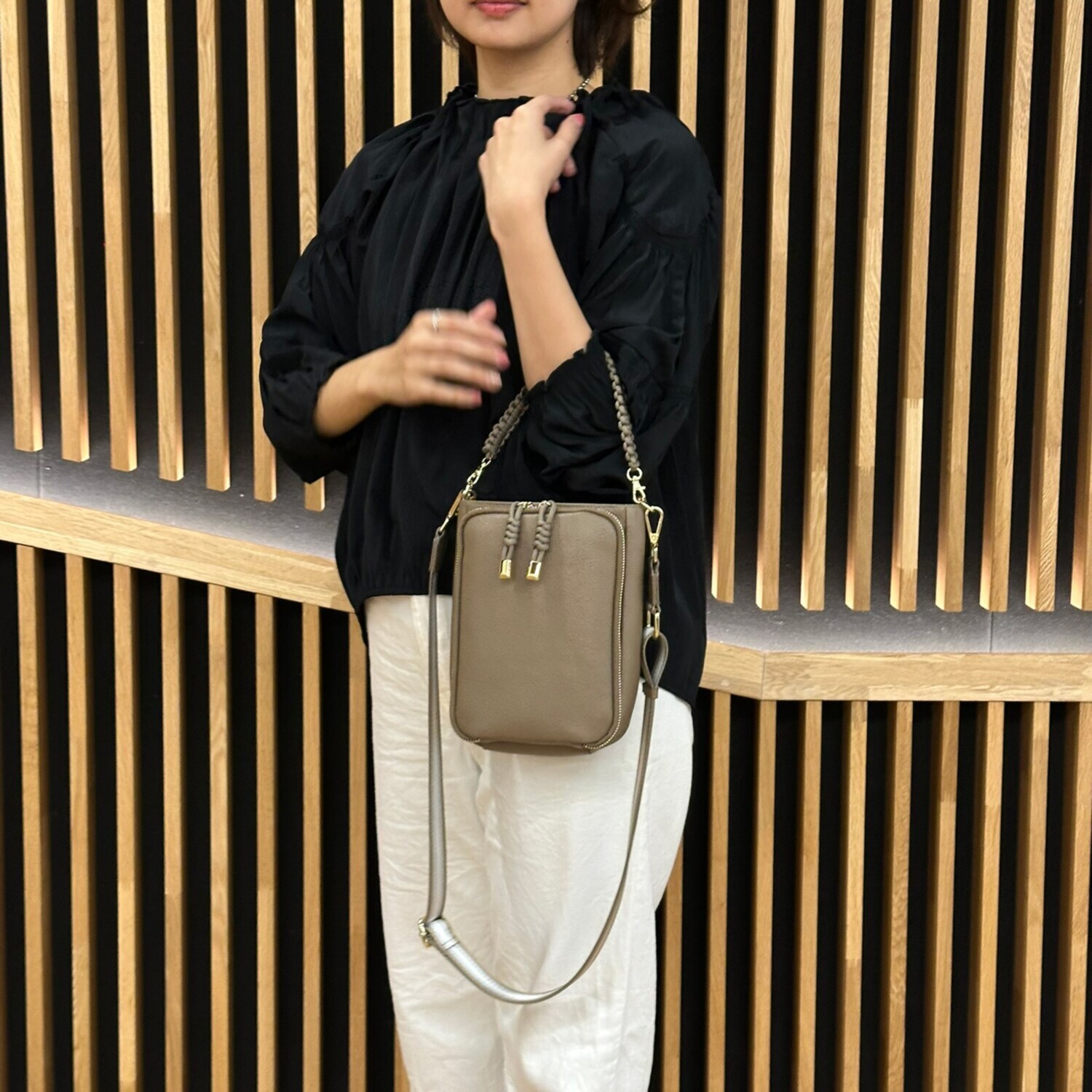 パドマ がばっと開いて コンパクトなのに大容量 牛革２ウェイバッグ