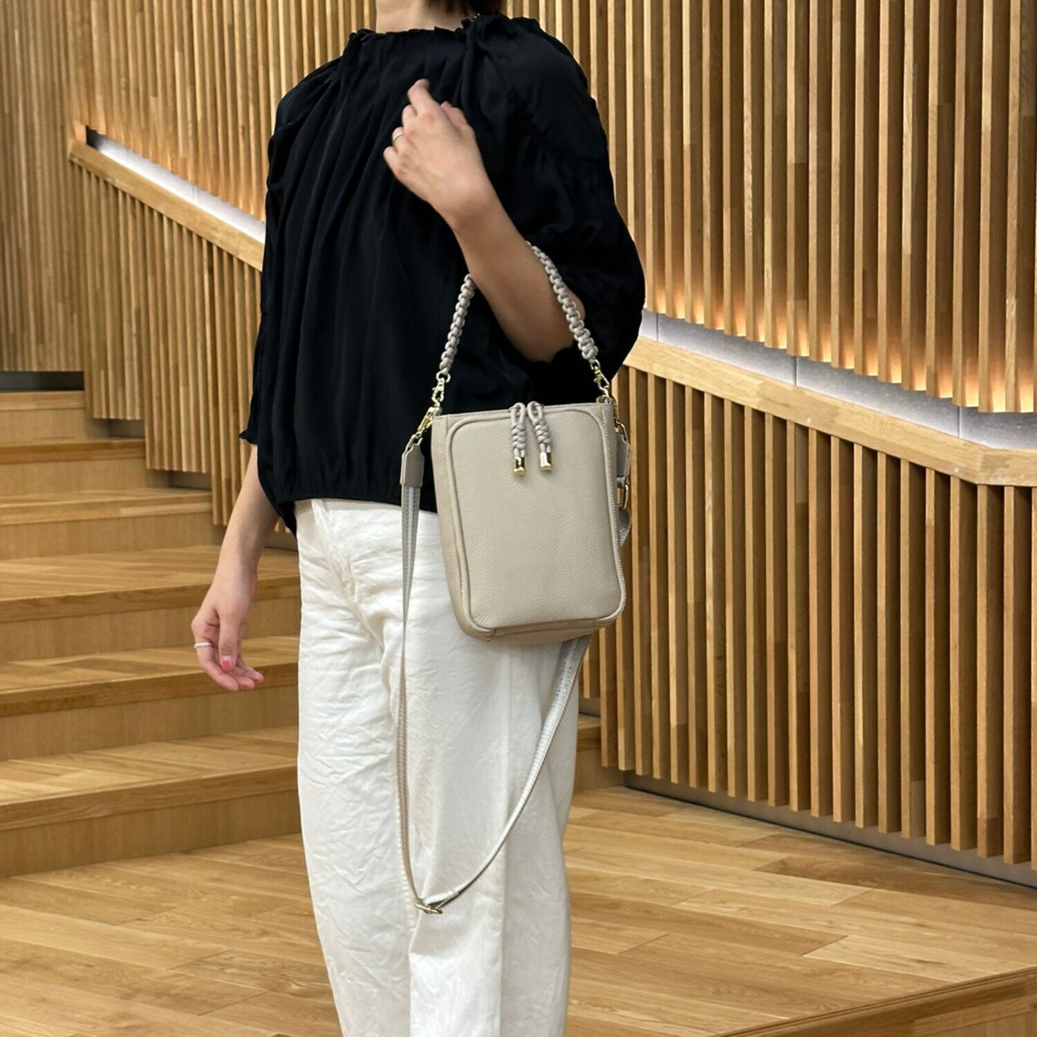 パドマ がばっと開いて コンパクトなのに大容量 牛革２ウェイバッグ