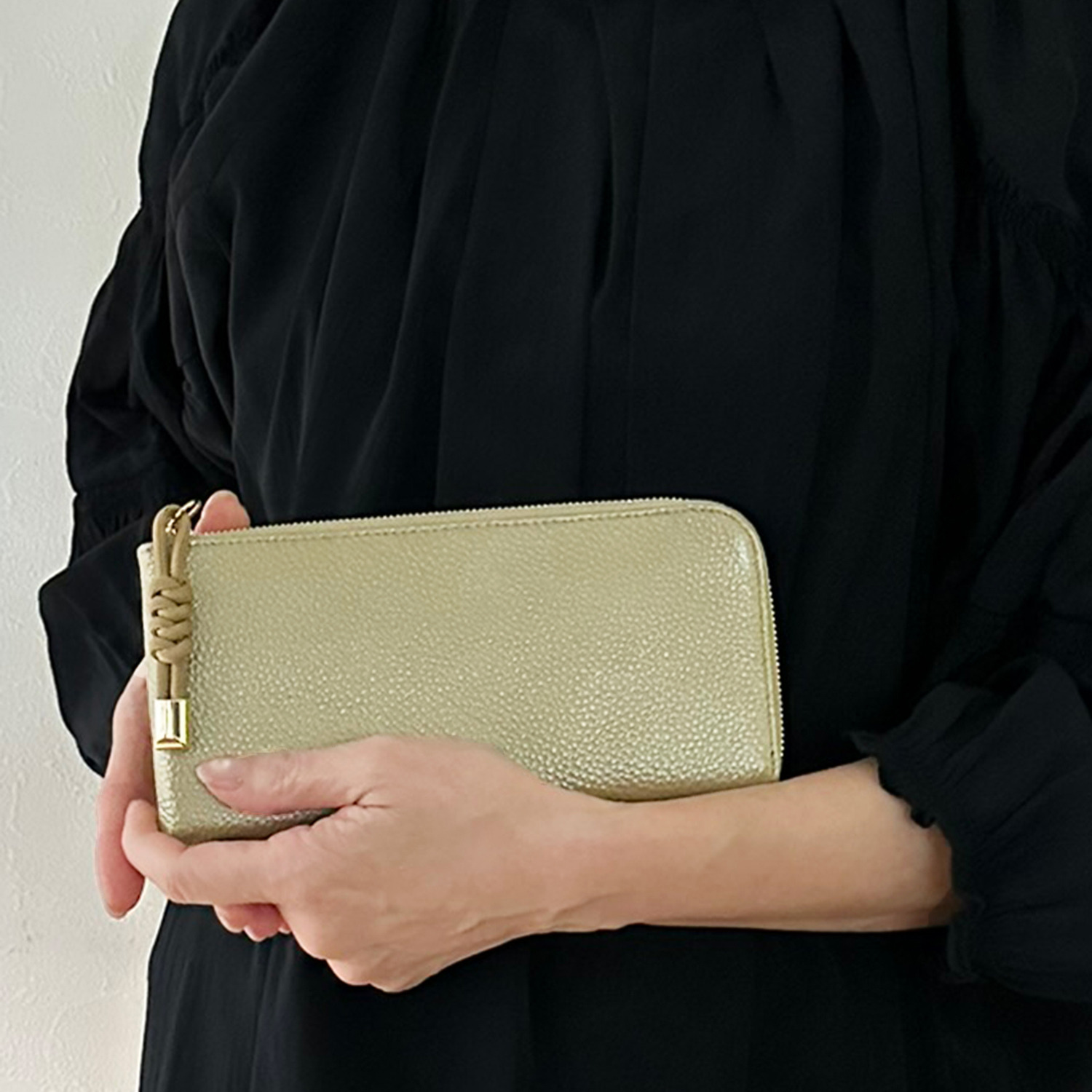 パドマ スリムなのに大容量 牛革 Ｌ字ファスナー長財布