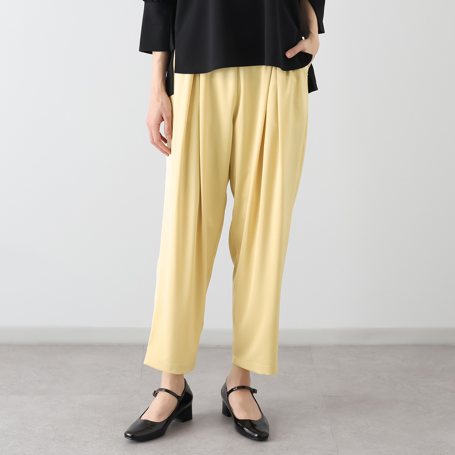 リラリー サテン テーパードパンツ