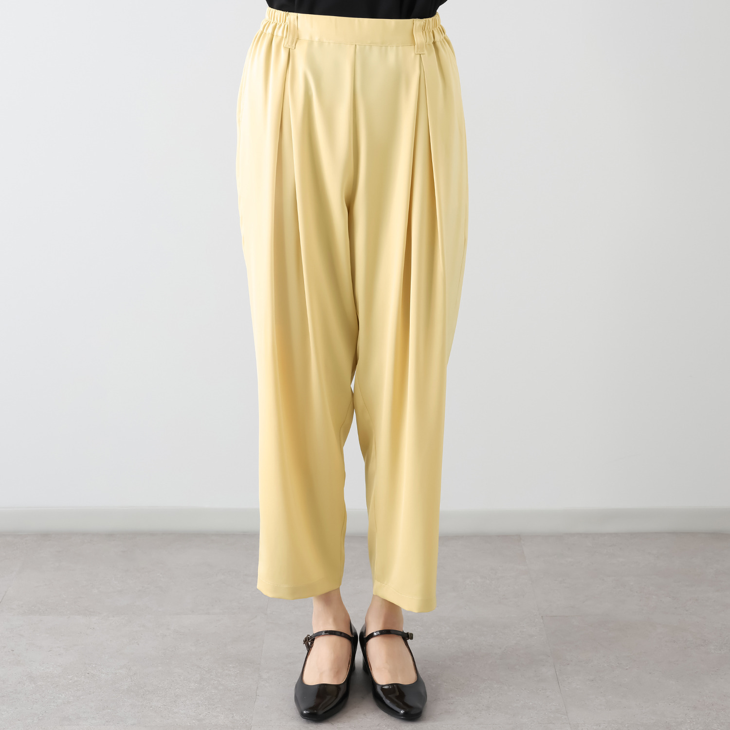リラリー サテン テーパードパンツ