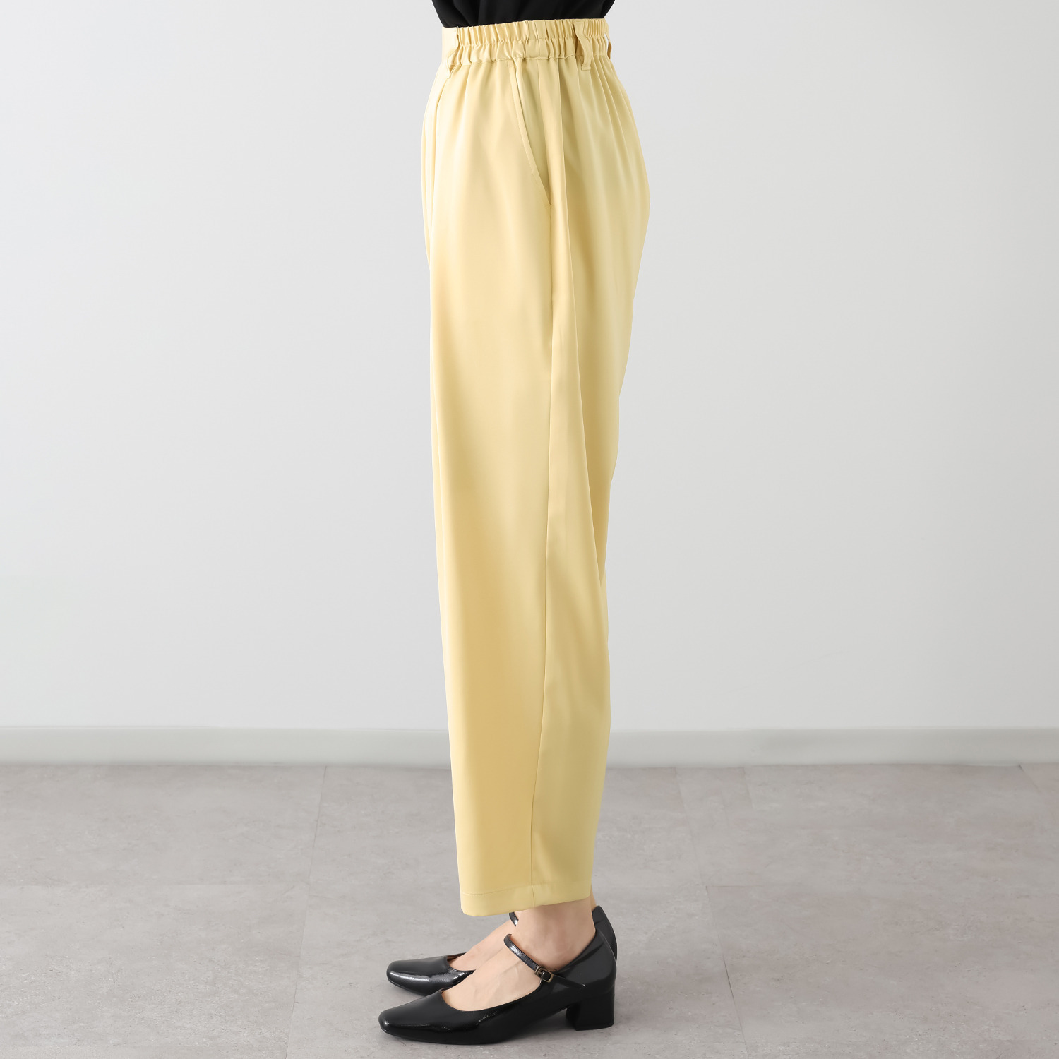 リラリー サテン テーパードパンツ