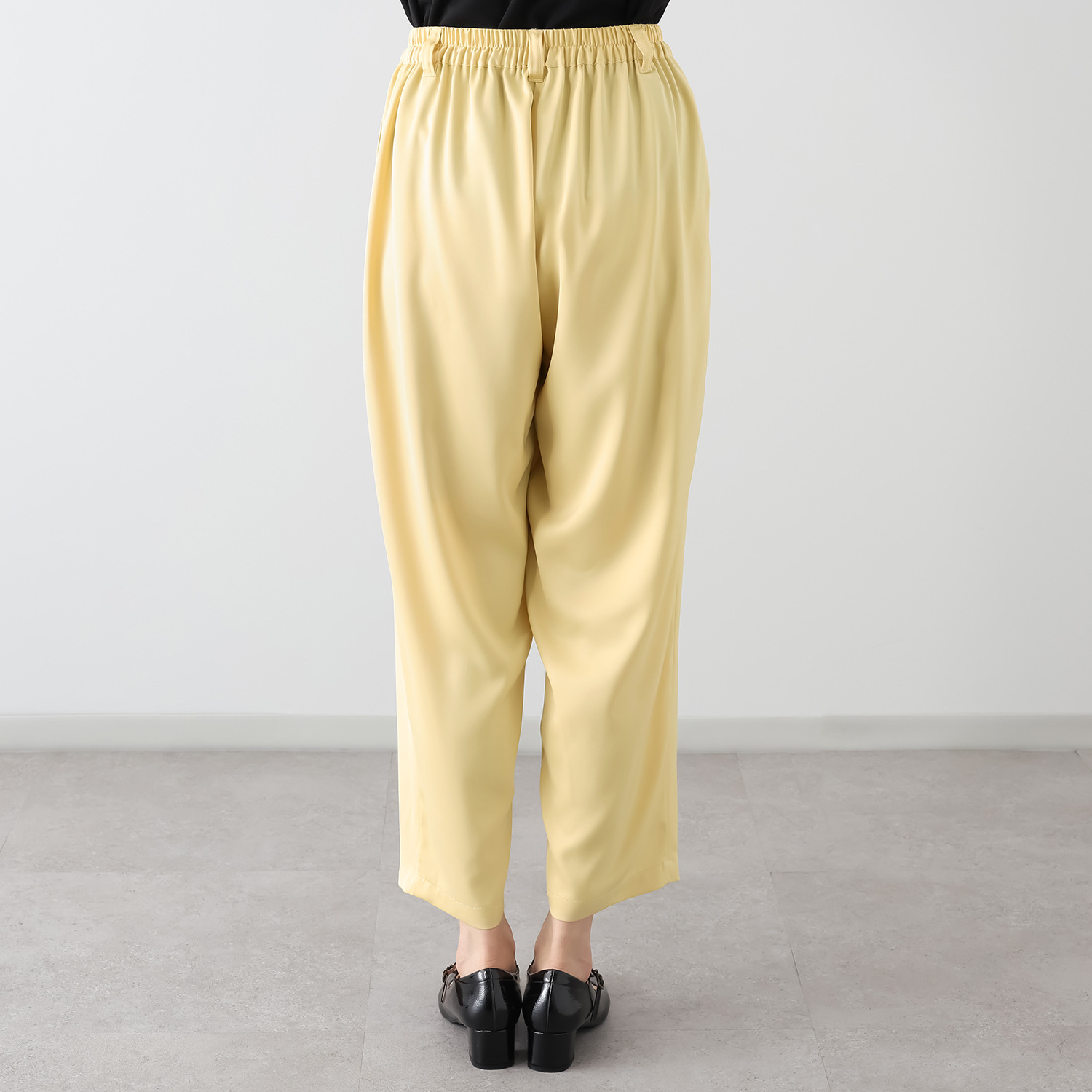 リラリー サテン テーパードパンツ