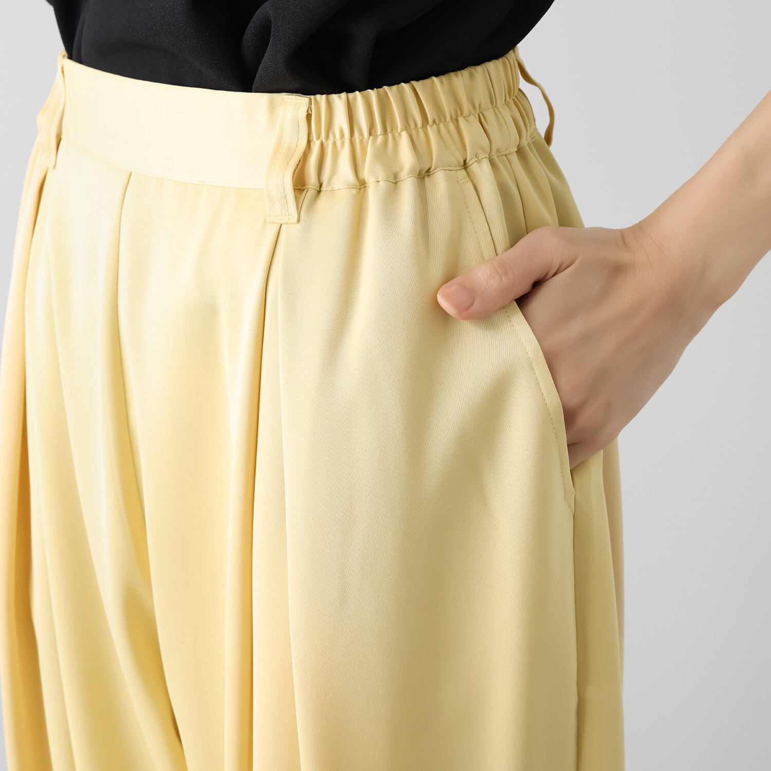 リラリー サテン テーパードパンツ