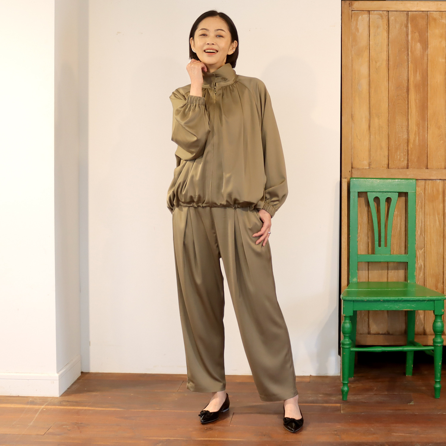 リラリー サテン テーパードパンツ