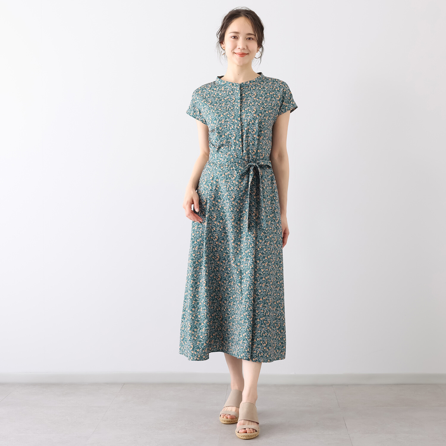 Ｓ３５７プラス 楽ちんシルエットの ウエストリボン付 小花柄プリントワンピース