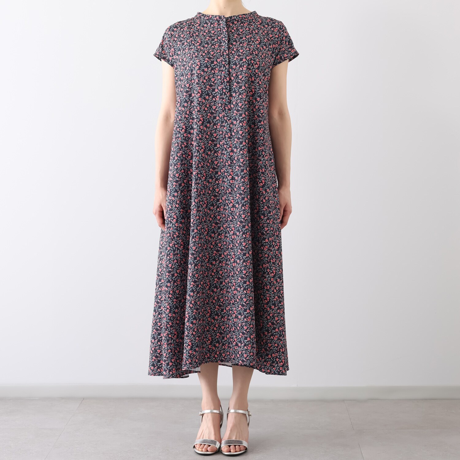 Ｓ３５７プラス 楽ちんシルエットの ウエストリボン付 小花柄プリントワンピース