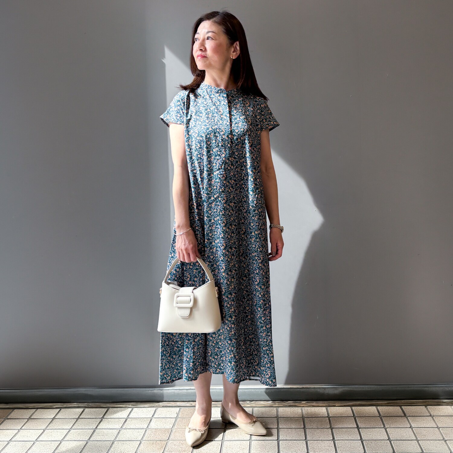 Ｓ３５７プラス 楽ちんシルエットの ウエストリボン付 小花柄プリントワンピース