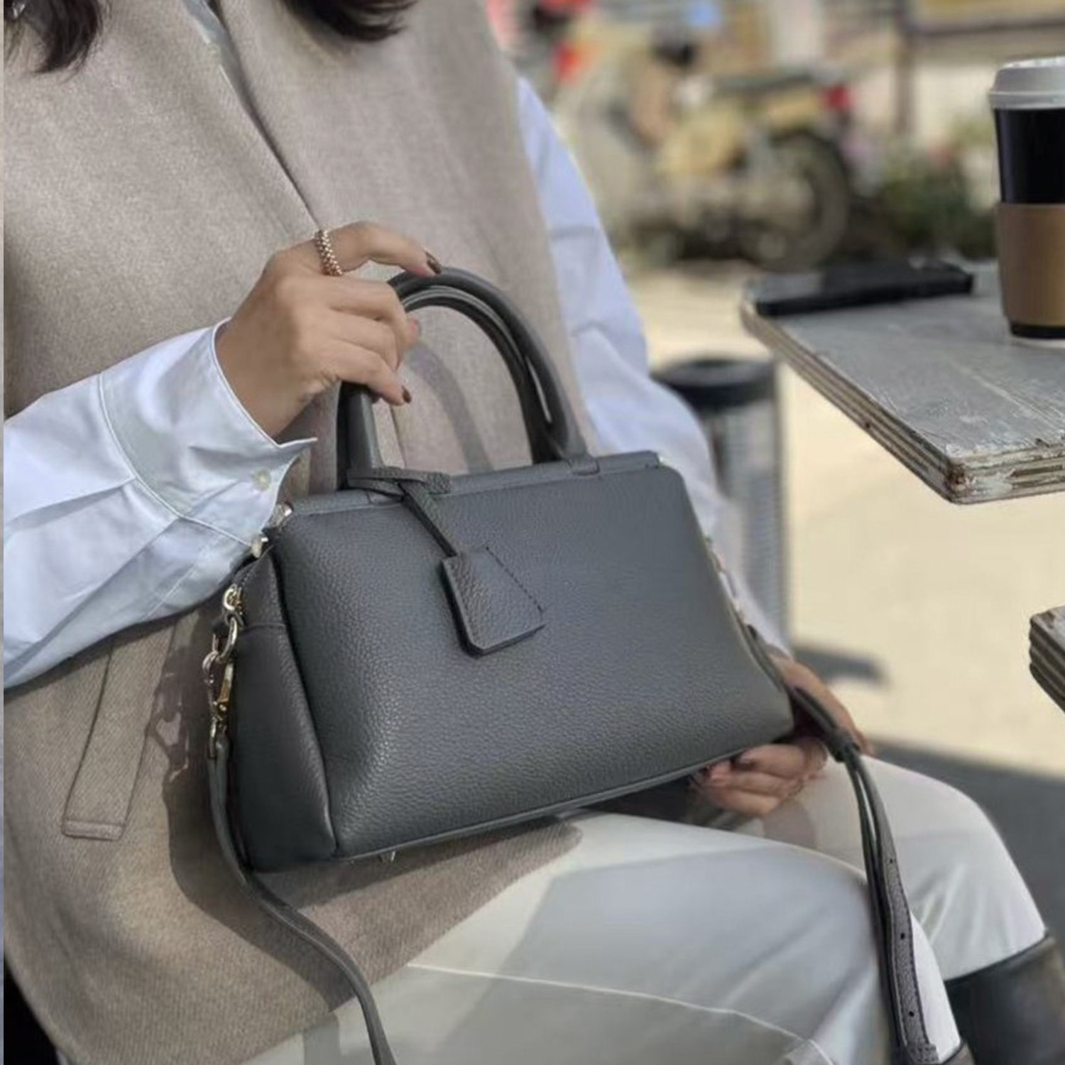 グッシオイタリー キーチャーム付 ２ウェイ スクエア型バッグ