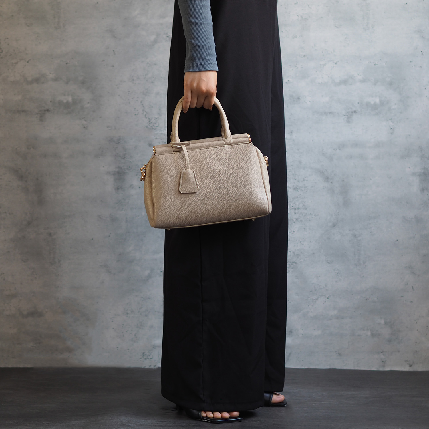 グッシオイタリー キーチャーム付 ２ウェイ スクエア型バッグ