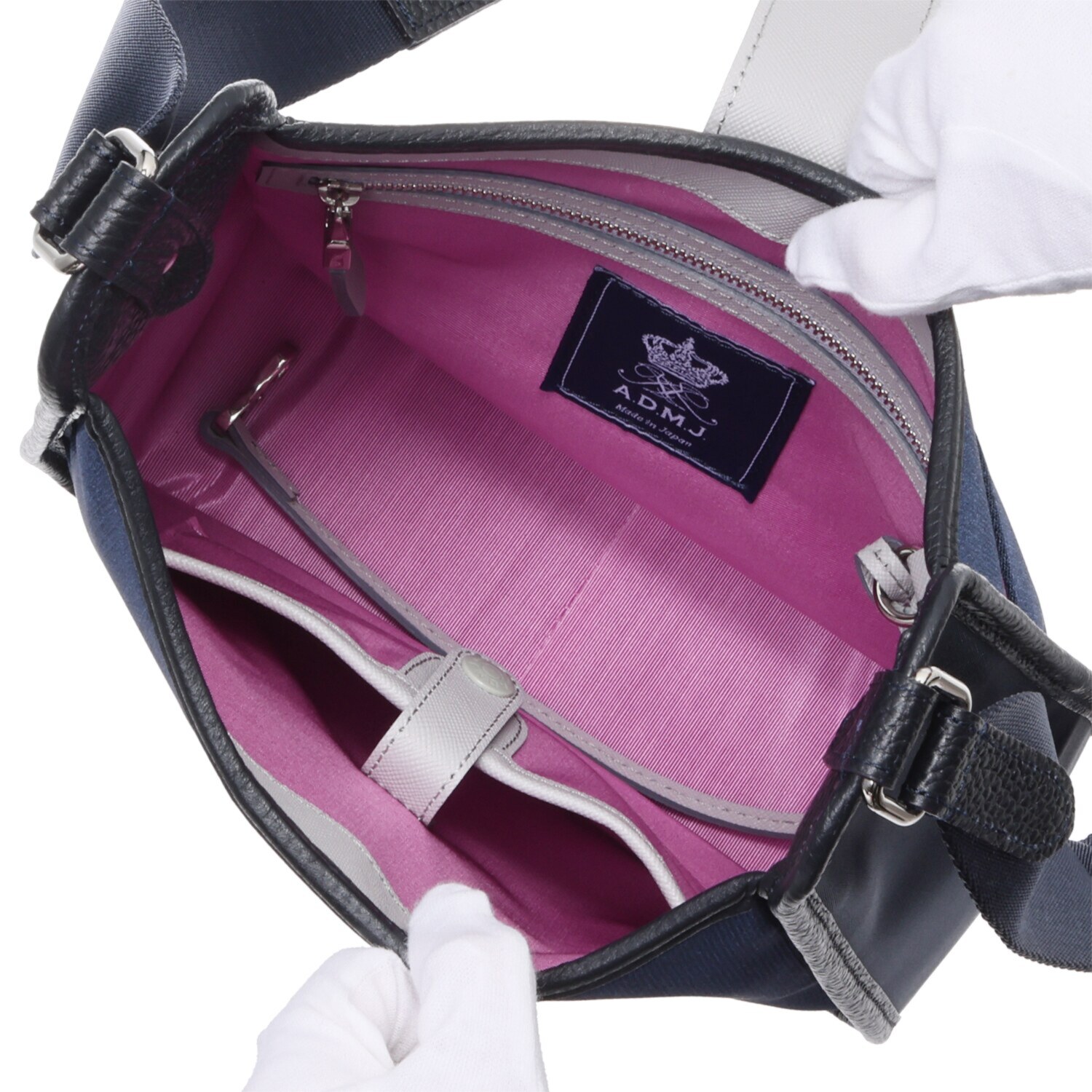 エーディーエムジェイ はっ水 ナイロンリュクス アールデコモティーフ クロスボディバッグ