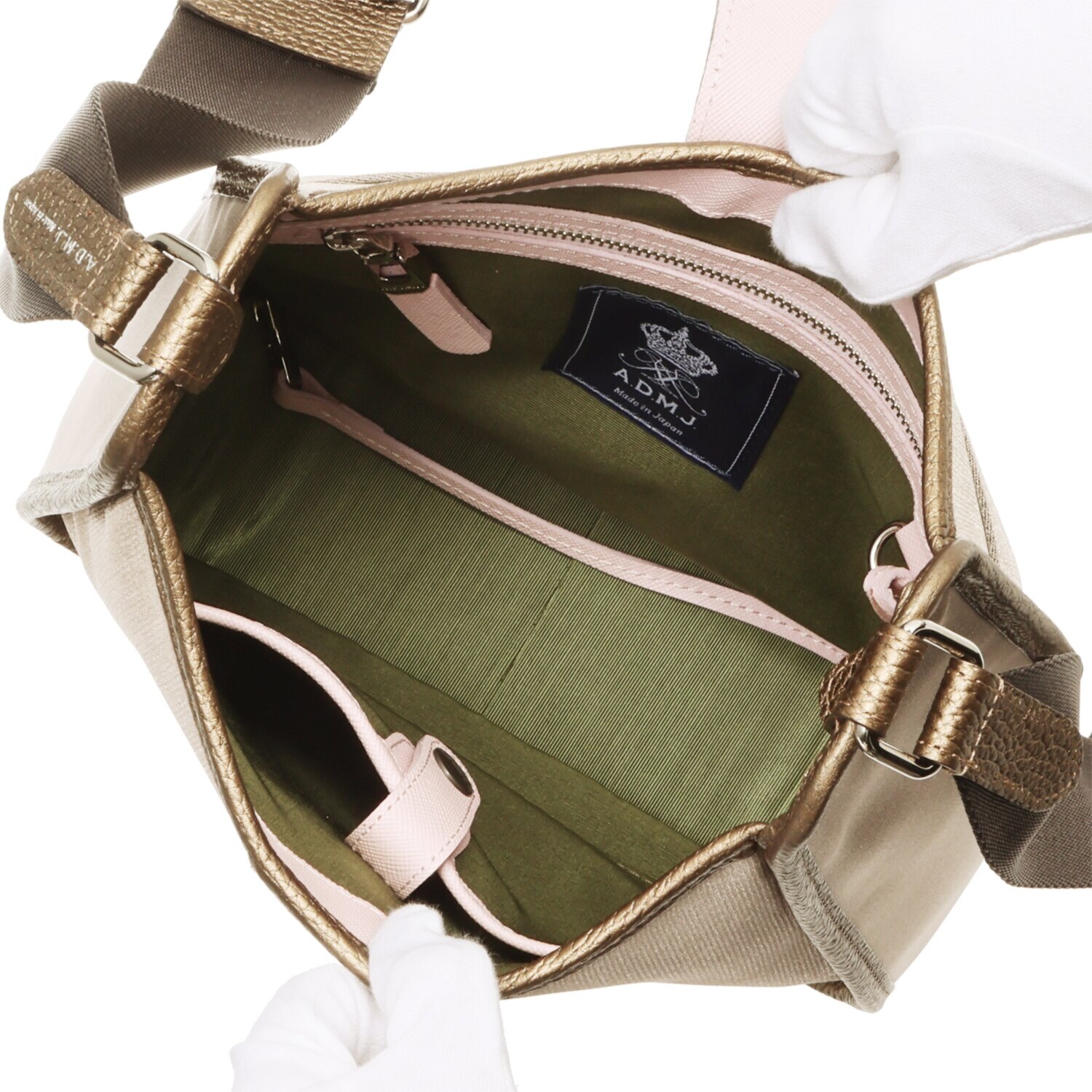 エーディーエムジェイ はっ水 ナイロンリュクス アールデコモティーフ クロスボディバッグ