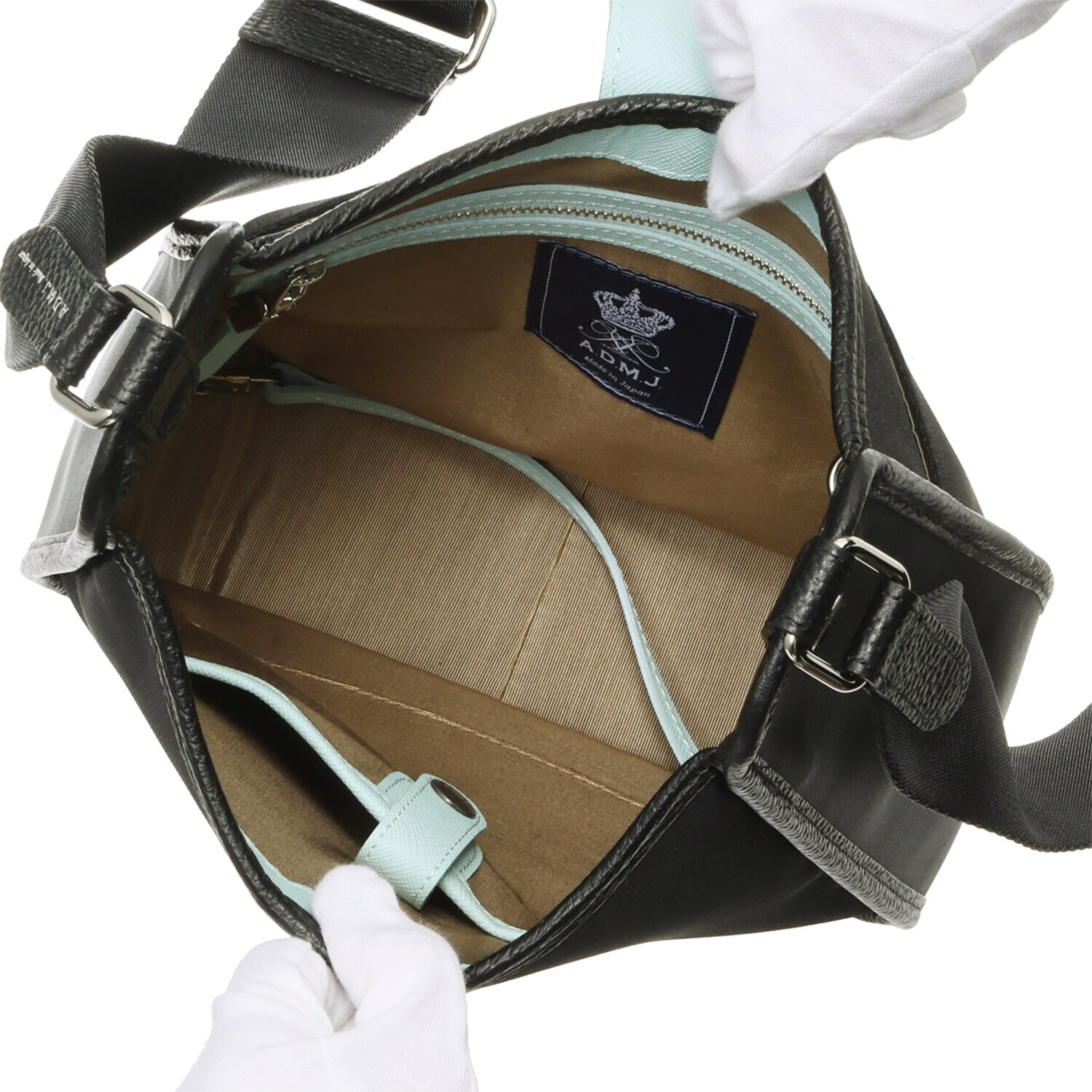 エーディーエムジェイ はっ水 ナイロンリュクス アールデコモティーフ クロスボディバッグ