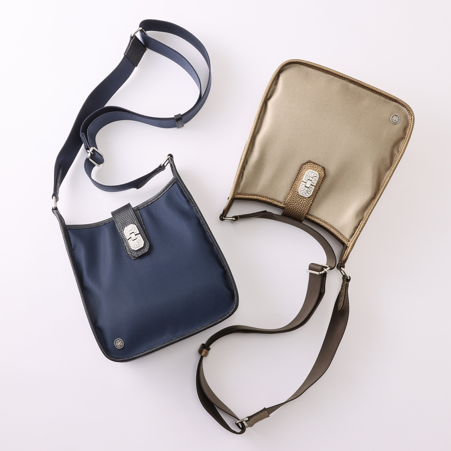 エーディーエムジェイ はっ水 ナイロンリュクス アールデコモティーフ クロスボディバッグ