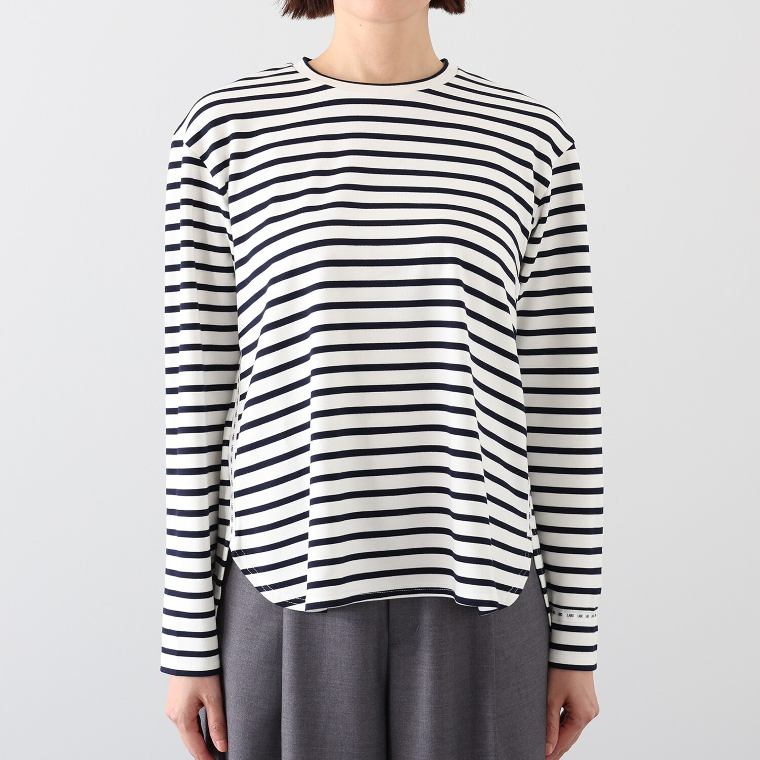 イシカワラボ★ヒトミ 薄地ポンチ ロゴテープアクセント プルオーバー