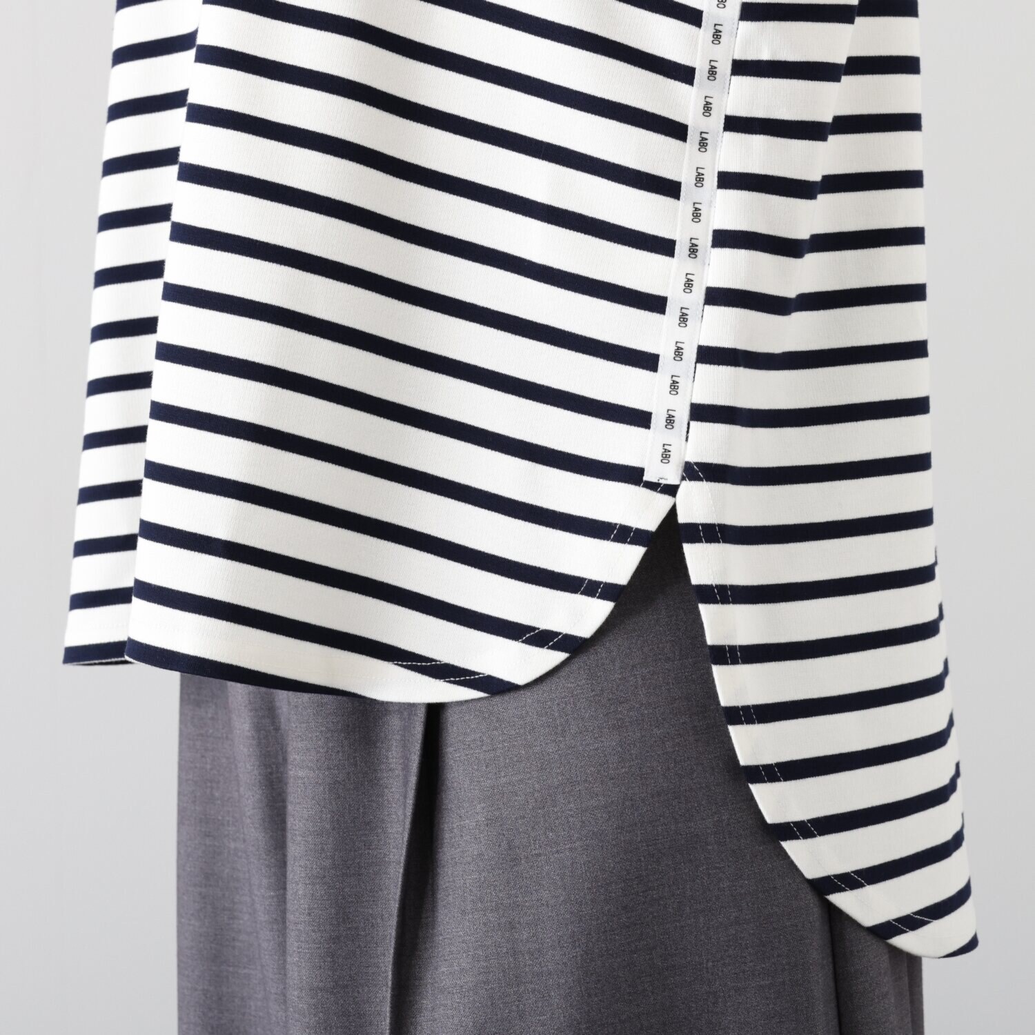 イシカワラボ★ヒトミ 薄地ポンチ ロゴテープアクセント プルオーバー