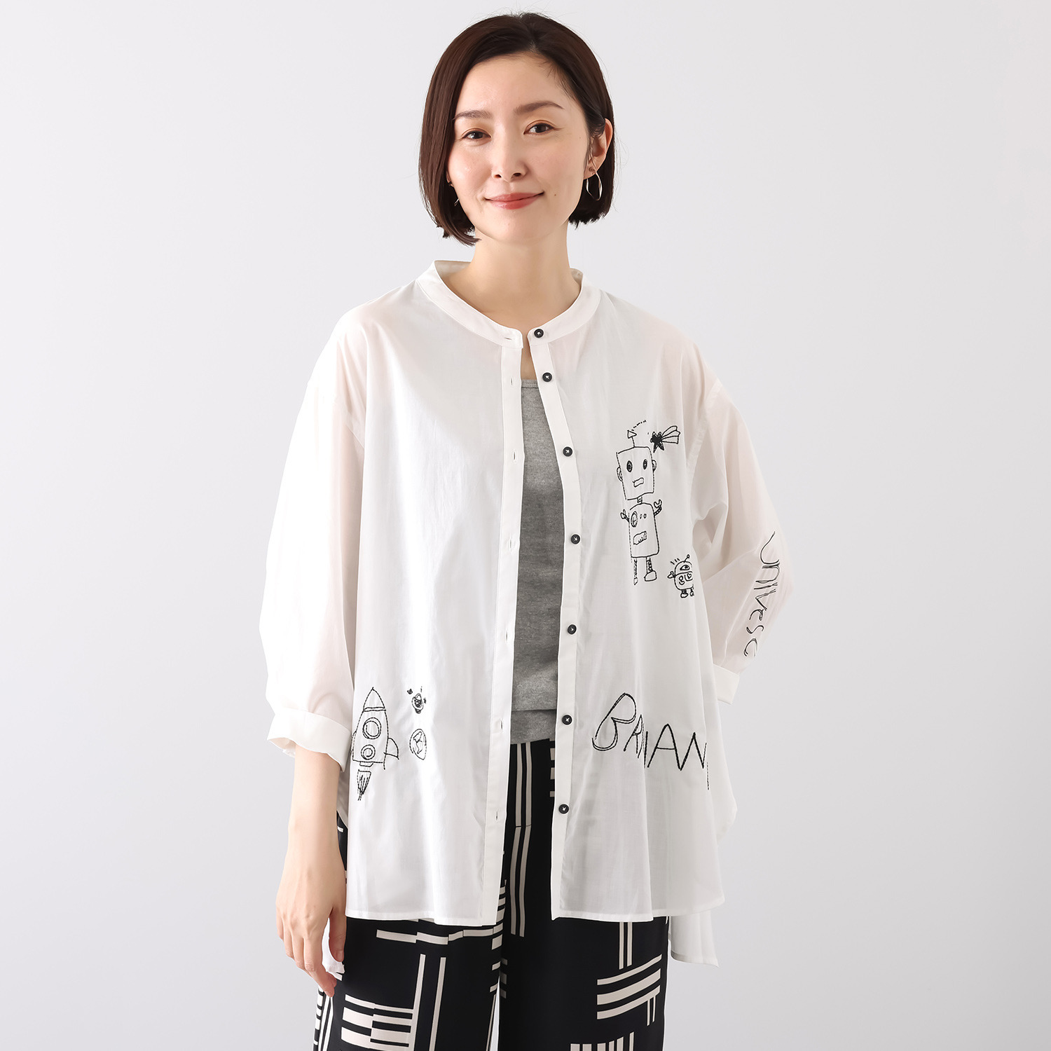 スタイル・ラヴィー ガーリー刺しゅう＆ バックアクセント 羽織りにも便利 バンドカラー コットンシャツ