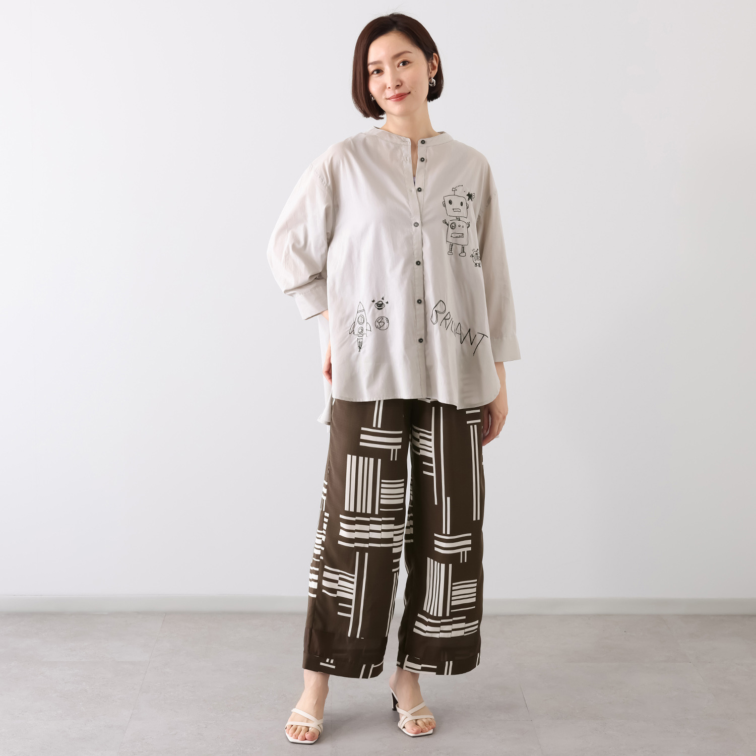 スタイル・ラヴィー ガーリー刺しゅう＆ バックアクセント 羽織りにも便利 バンドカラー コットンシャツ