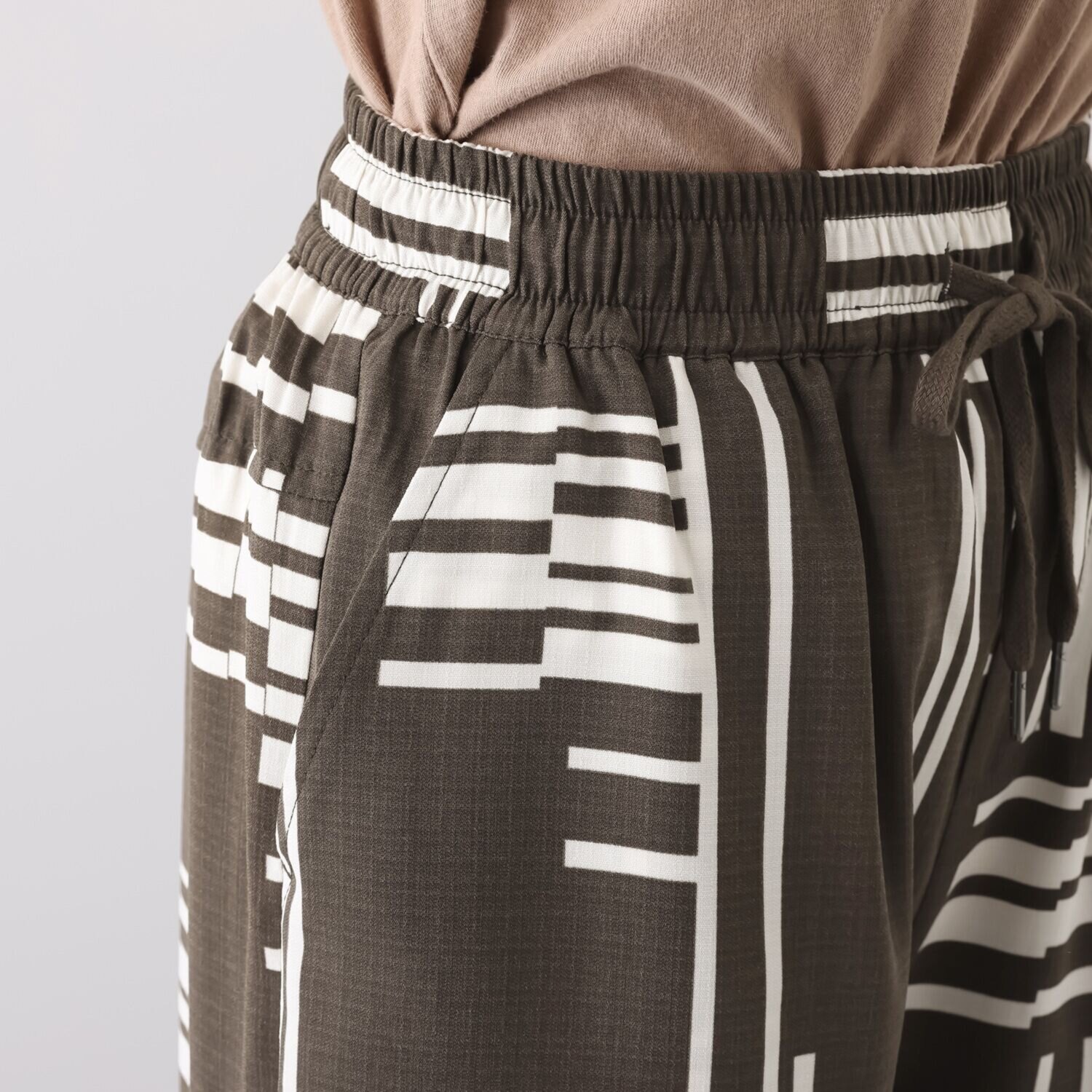 スタイル・ラヴィー シアー切替アクセント 幾何学プリント イージーパンツ