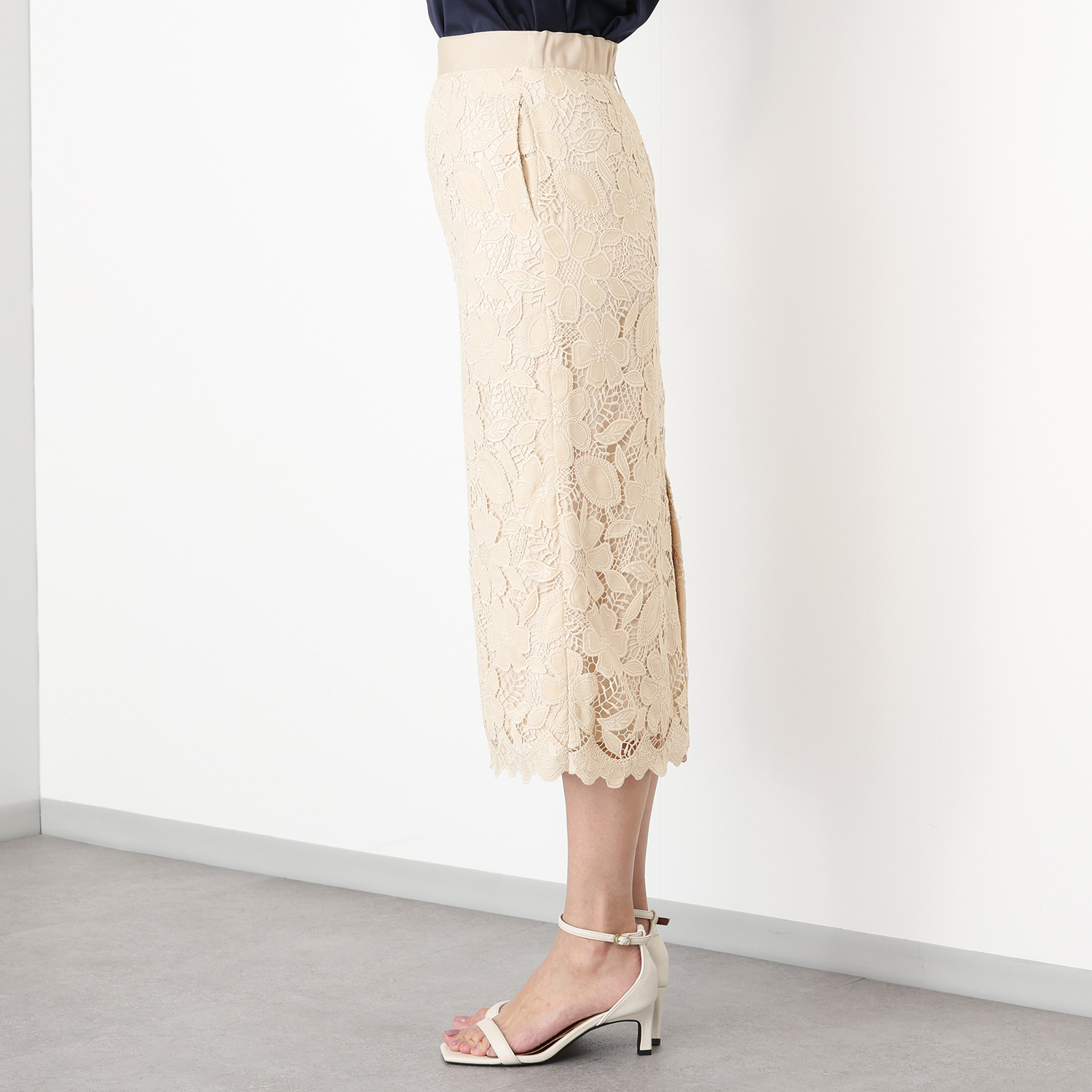 クリス・セリーン フラワーモティーフ レーザーカット刺しゅう ペンシルスカート