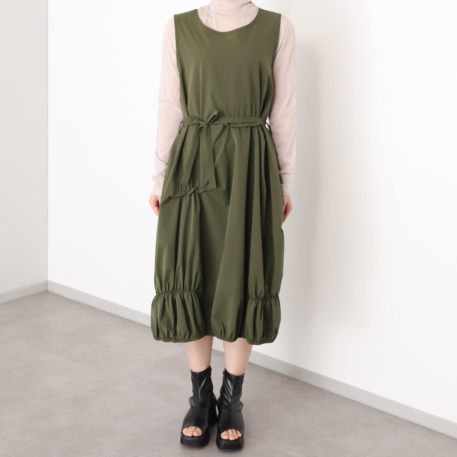 ベルポニー ストレッチ布帛素材 ギャザータックデザイン ノースリーブワンピース