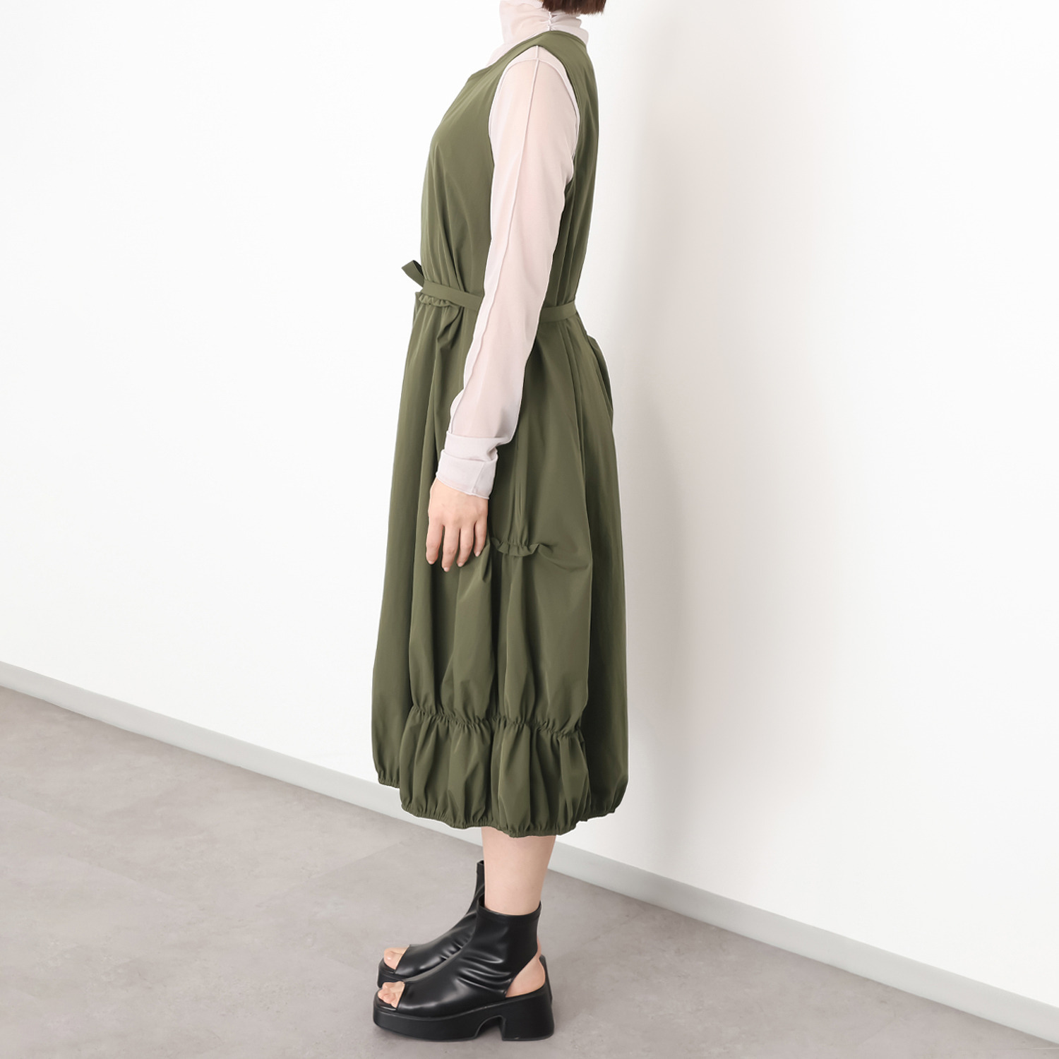 ベルポニー ストレッチ布帛素材 ギャザータックデザイン ノースリーブワンピース