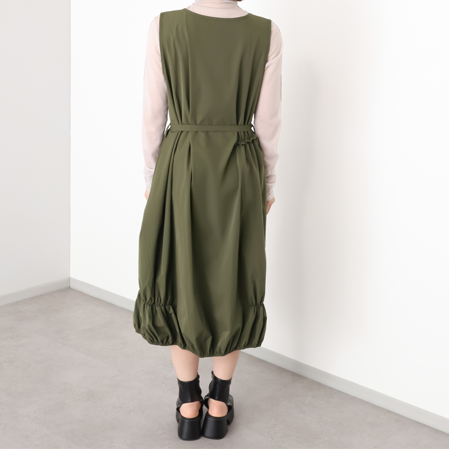 ベルポニー ストレッチ布帛素材 ギャザータックデザイン ノースリーブワンピース