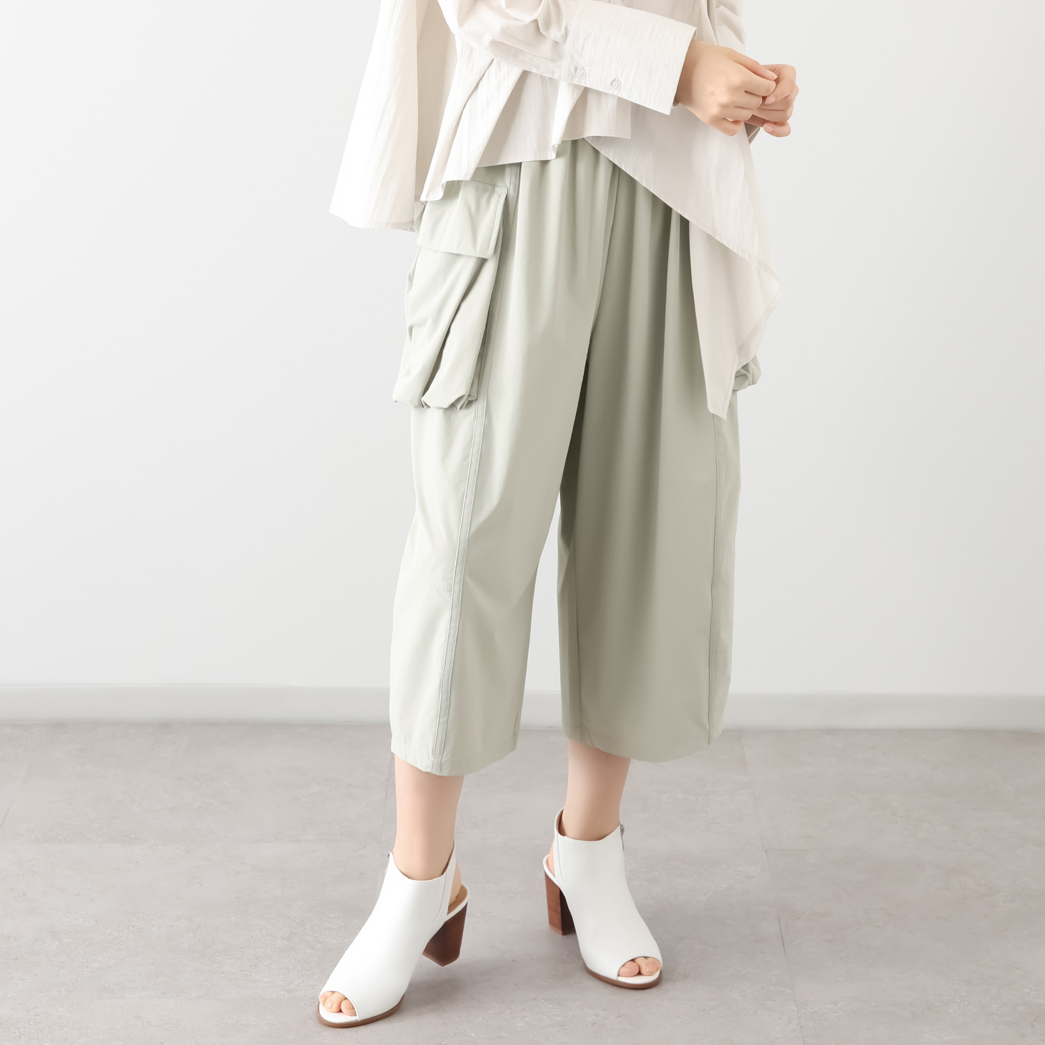 ベルポニー ストレッチ布帛素材 ギャザータック デザインカーゴパンツ