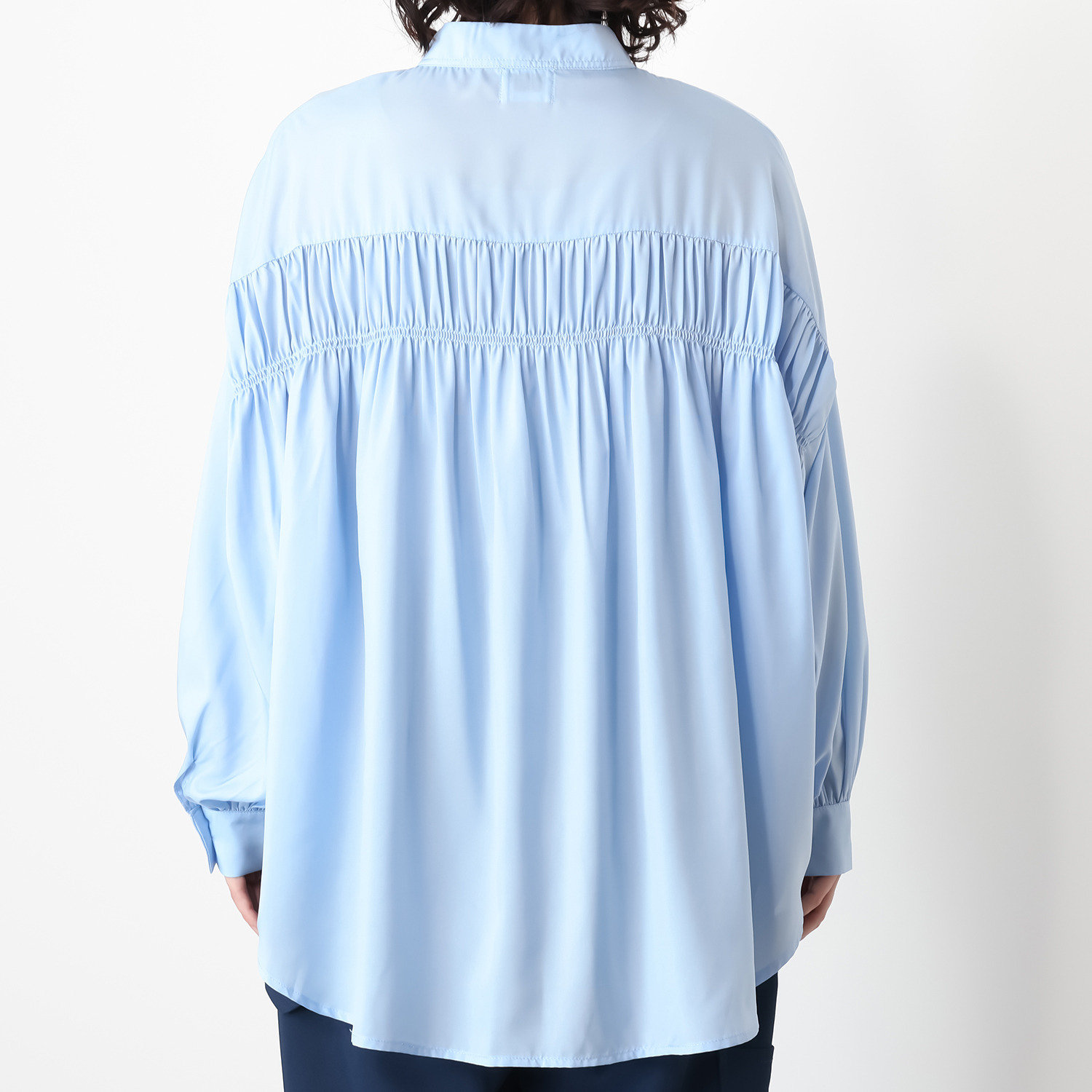 ワンピース セレクト　バイ　カワル シャーリングデザインで 背中の丸みをカバー アレンジネックで印象自在 とろみブラウス