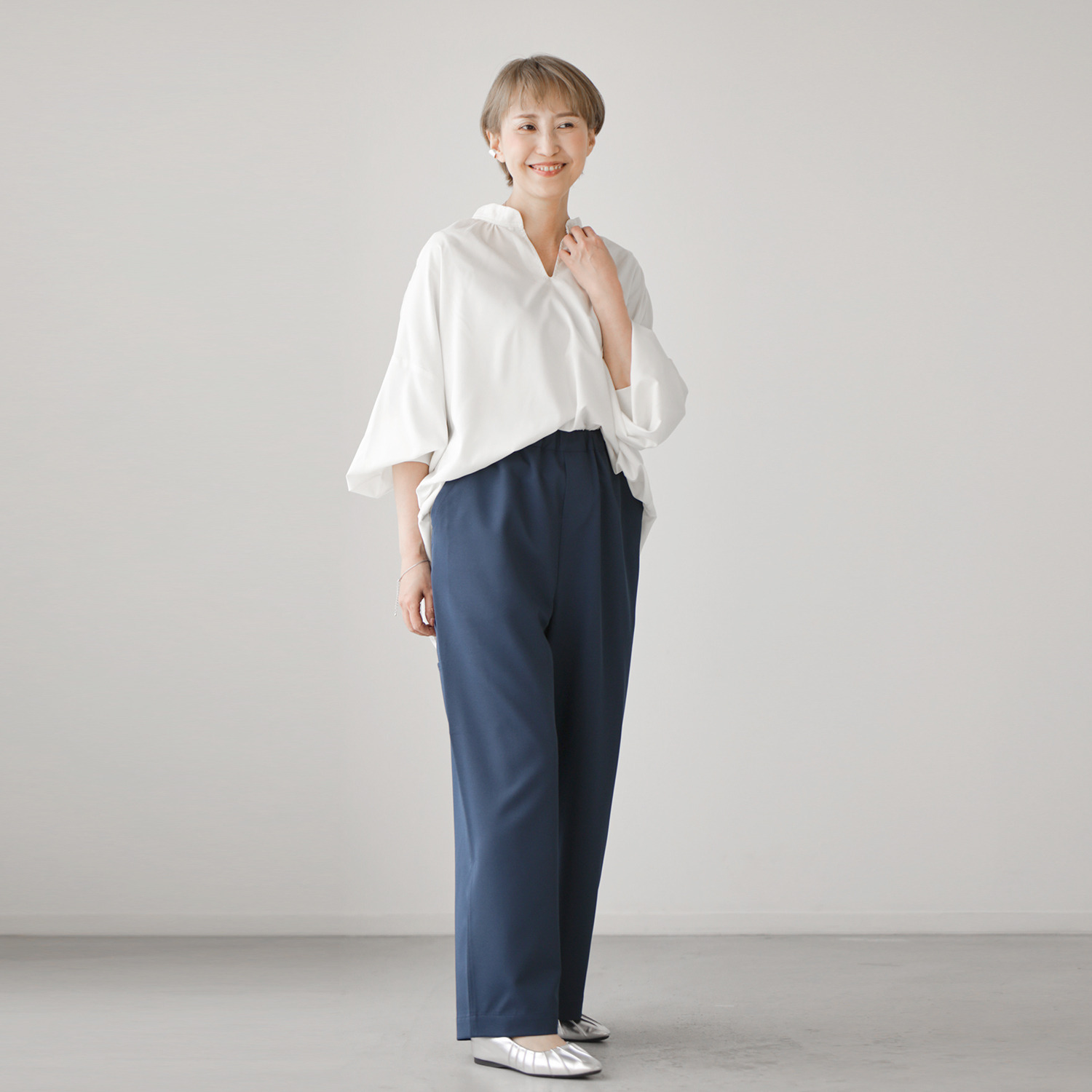 ワンピース セレクト　バイ　カワル シャーリングデザインで 背中の丸みをカバー アレンジネックで印象自在 とろみブラウス