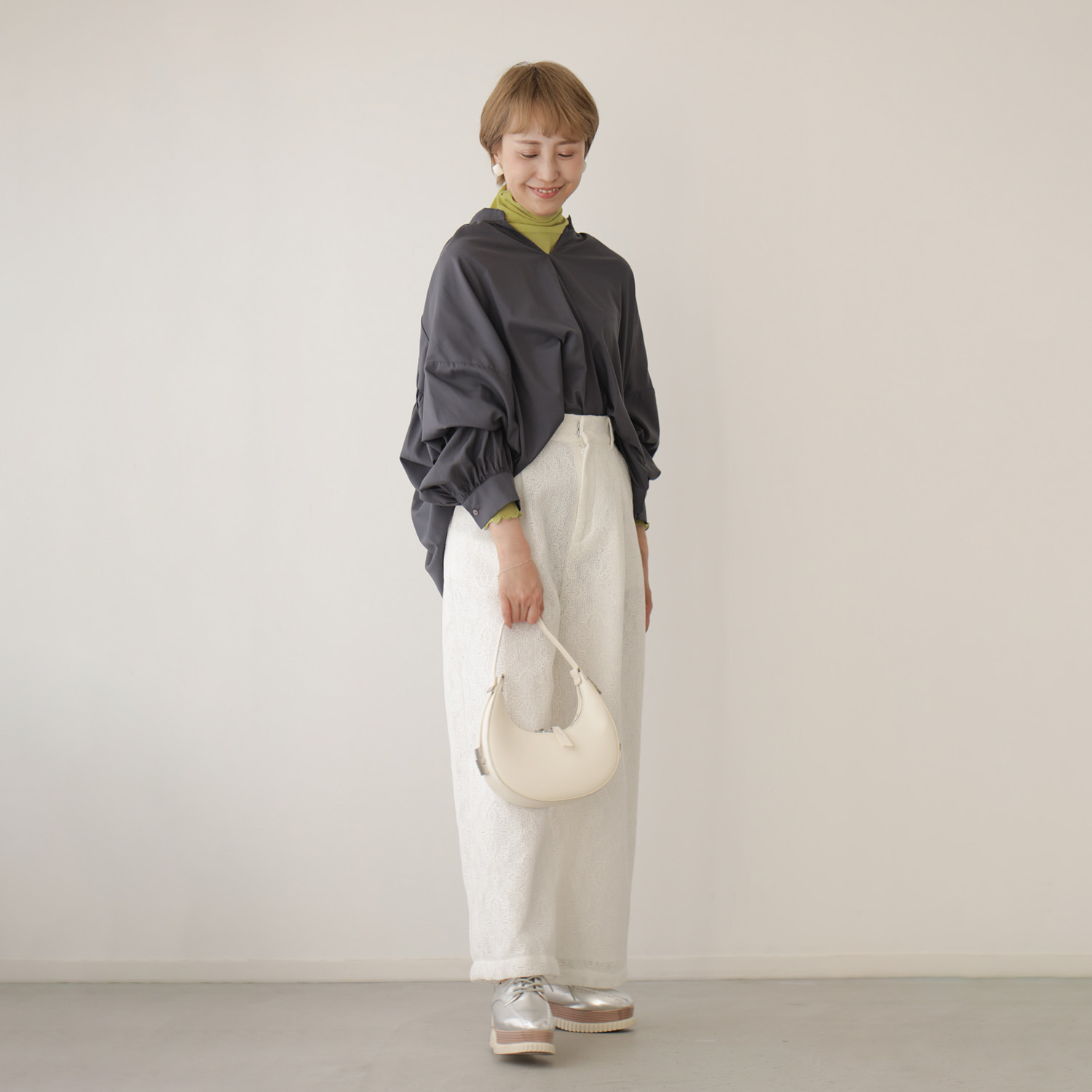 ワンピース セレクト　バイ　カワル シャーリングデザインで 背中の丸みをカバー アレンジネックで印象自在 とろみブラウス