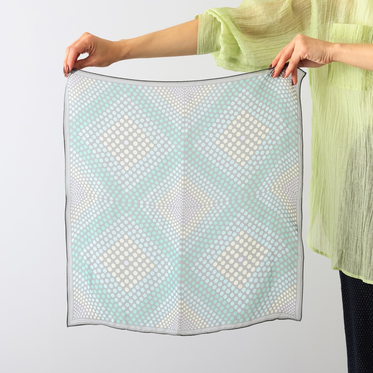 シルクに夢中 リング付 シルク１００％ グラデーションデザイン スカーフ