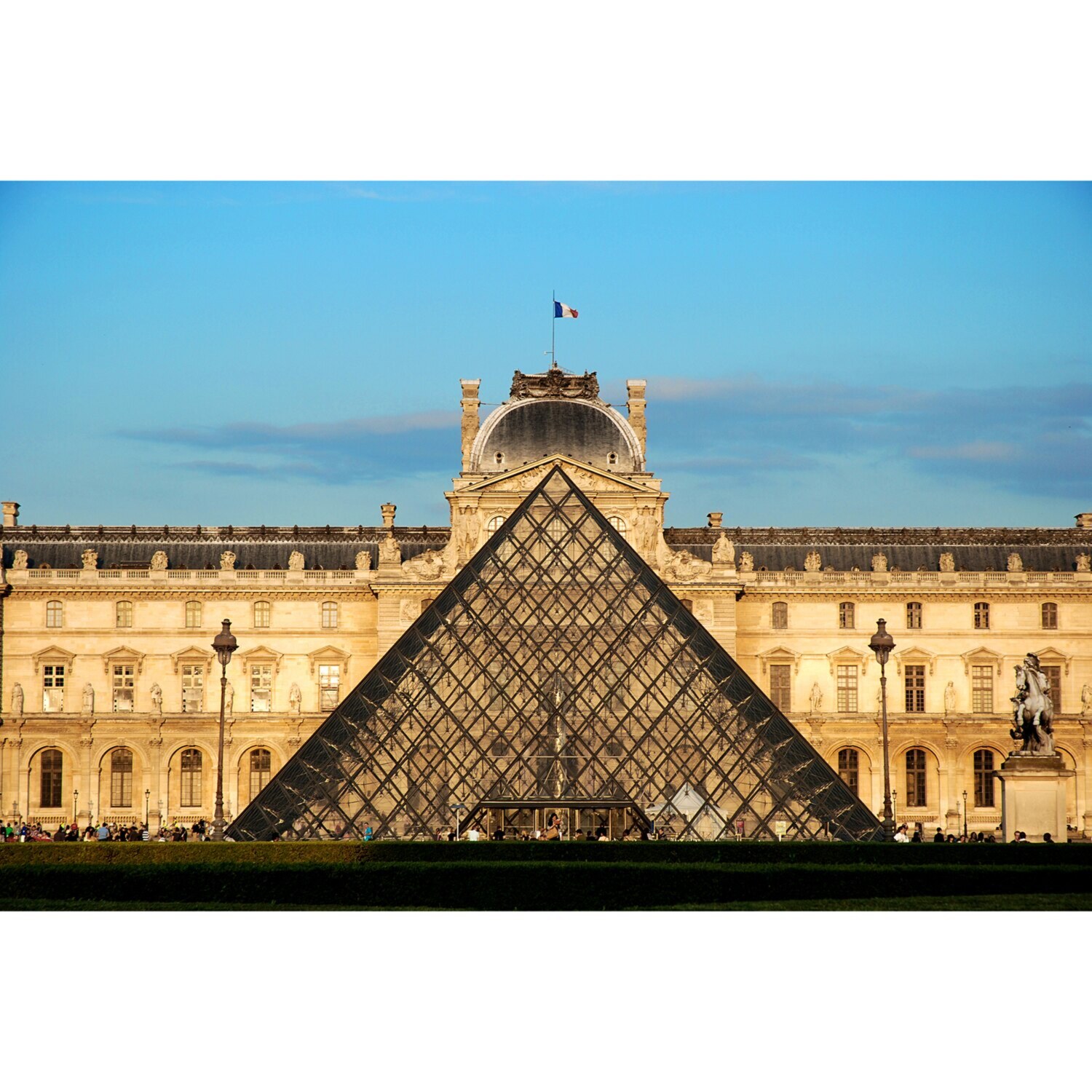 大人時間を愉しむ 癒しの南仏ニース＆ 花の都パリをめぐる フランス８日間 “羽田空港発着 　２名１室”