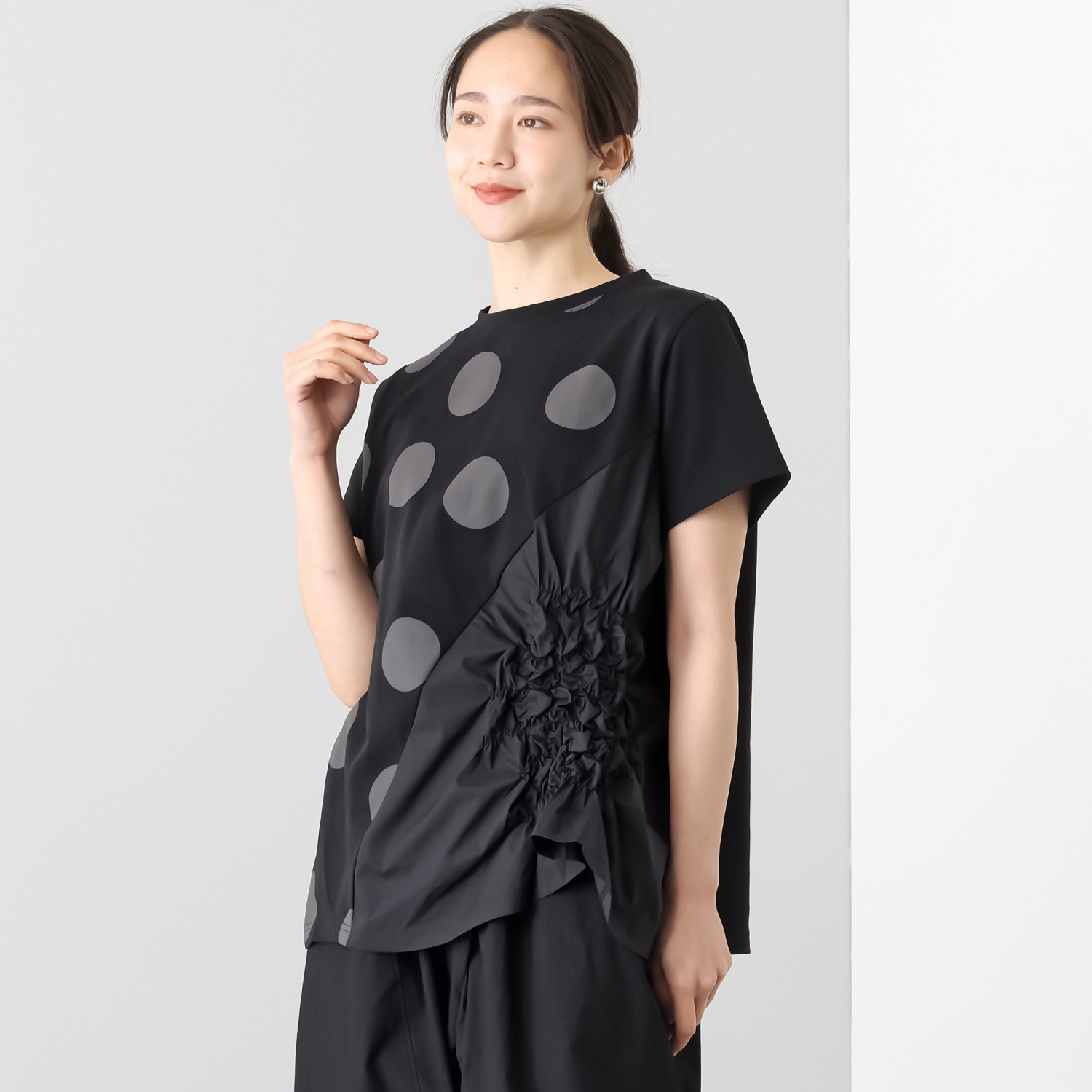 コイビトミサキ　ブラック シャーリングアクセント デザインプルオーバー