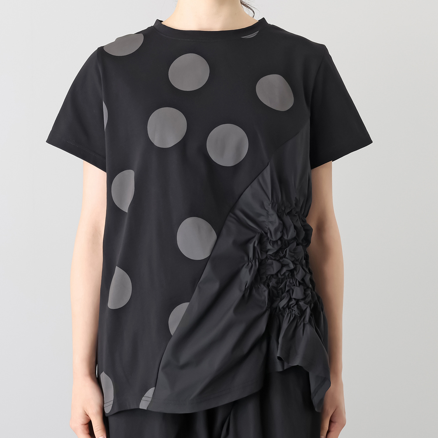 コイビトミサキ　ブラック シャーリングアクセント デザインプルオーバー