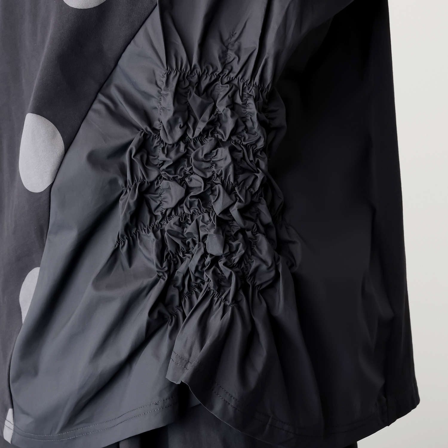 コイビトミサキ　ブラック シャーリングアクセント デザインプルオーバー