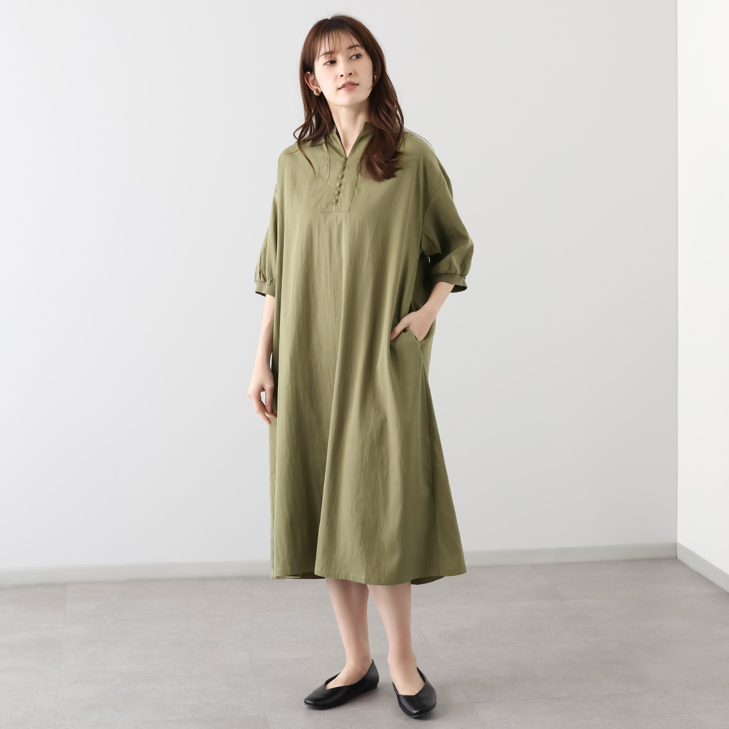２１２キッチンストア すっきりシルエット 包みボタン ワンピース