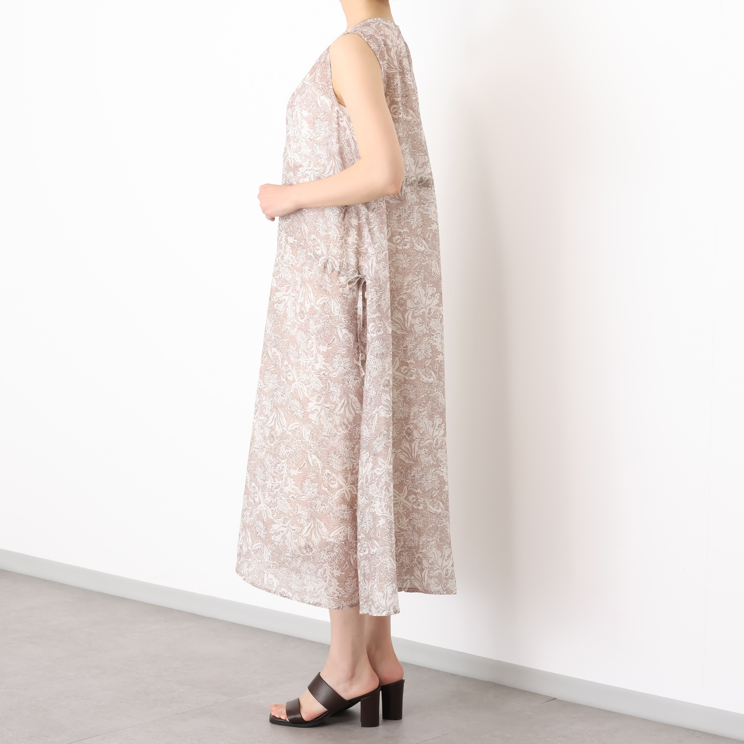 キリ　エ　キリ シャーリングデザイン プリントワンピース