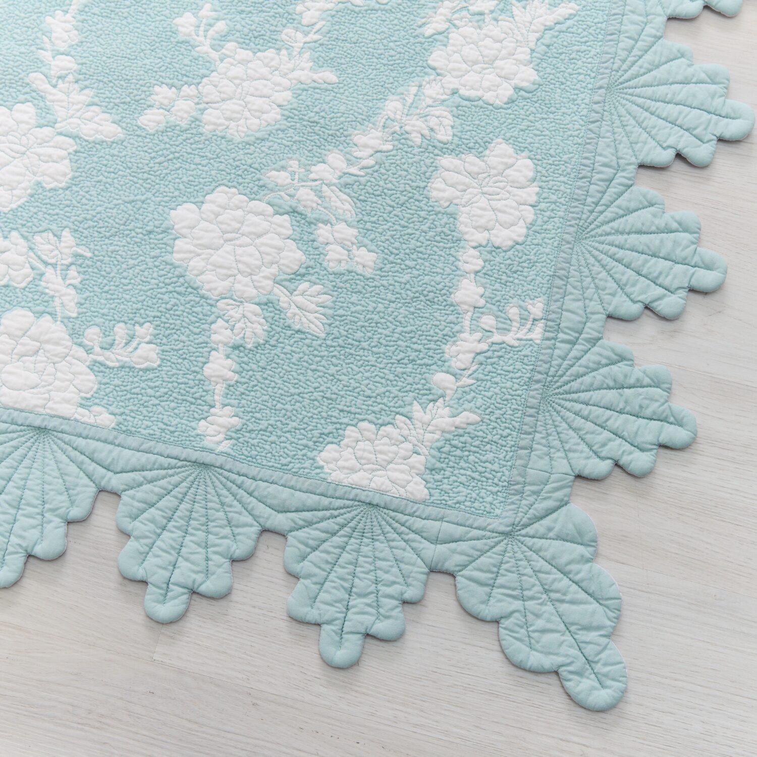 ラ・コトンメルル 綿が気持ちいい マスカットスカラップ キルトマルチカバー ＜１９０×２７０ｃｍ＞