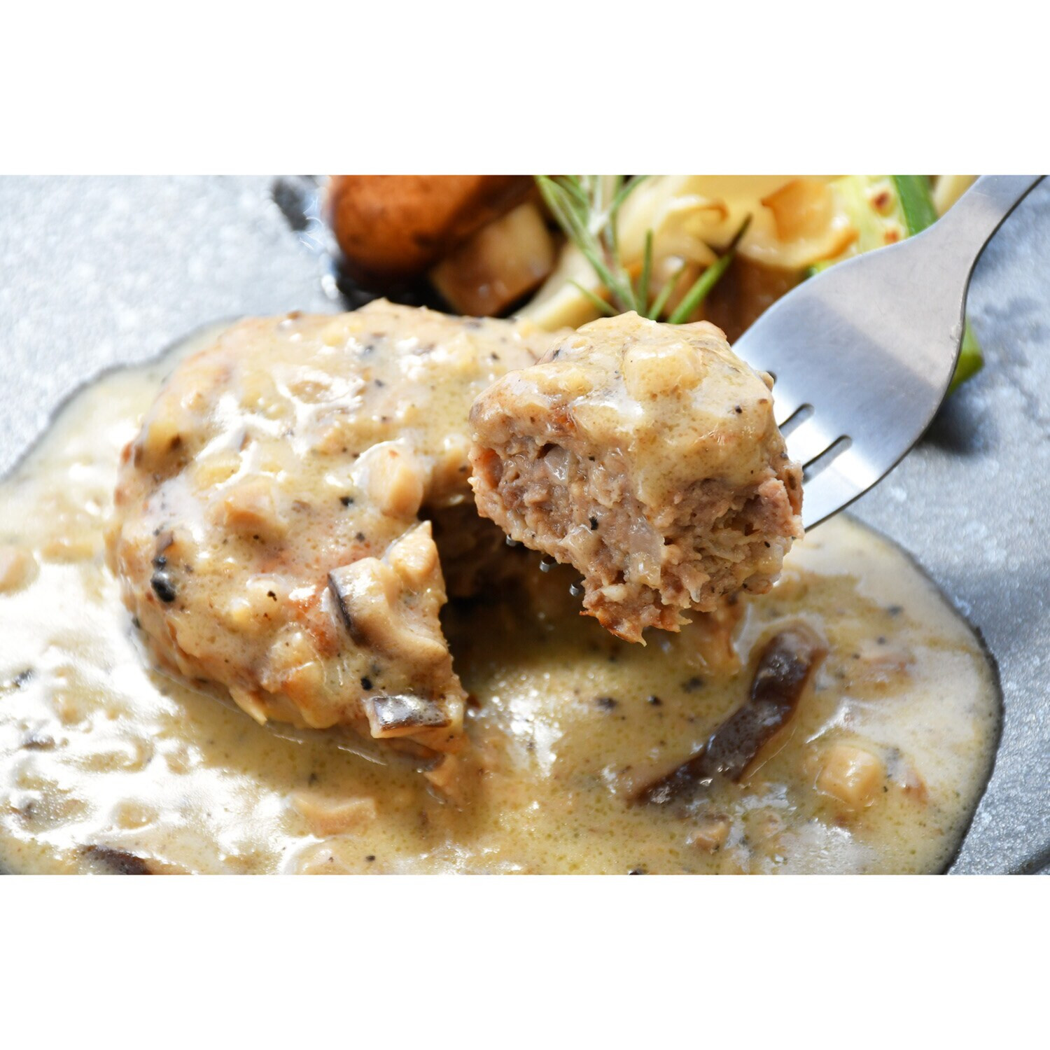 フレンチの家庭料理 ビストロエガリテ トリュフ香る きのこホワイトソース ハンバーグ