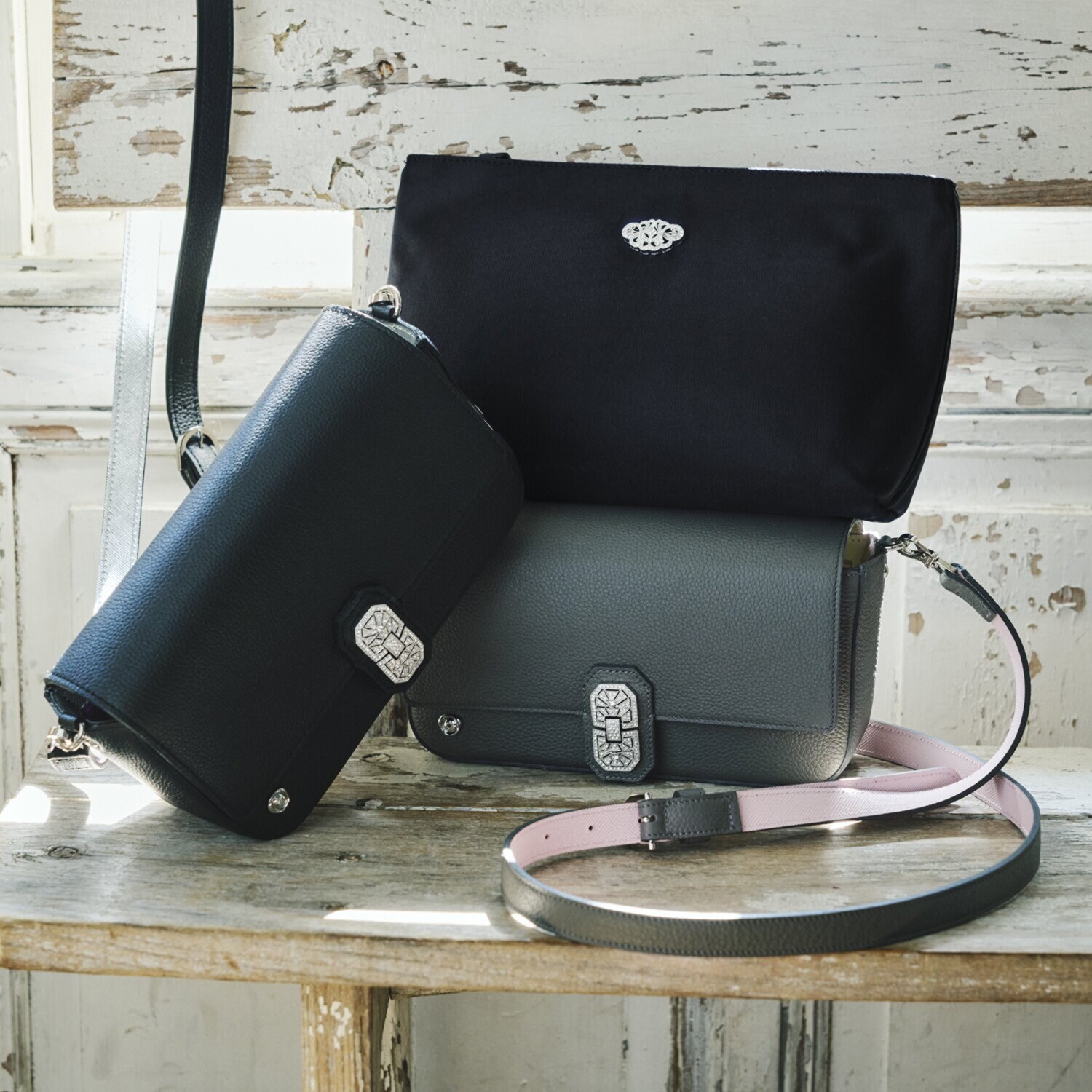 エーディーエムジェイ スパニッシュレザー アールデコモティーフ ２ウェイミニバッグ ＜スリムウォレット付＞